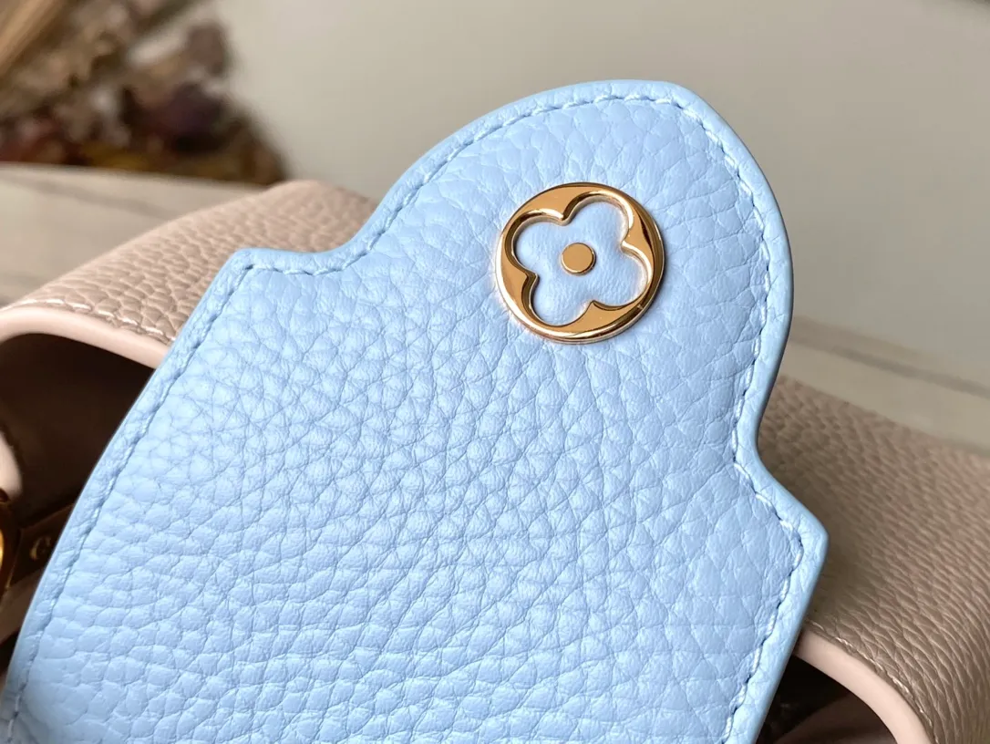 💰2000 (Special Original Leather) M23952 nano This Capucines nano handbag comes from the Lovelock Chain series. The Taurillon leather bag has a dotted rope that looks like a jewelry chain, with a padlock and pastel enamel Monogram flowers, echoing the dual tones of the leather. The detachable chain and top handle provide more carrying options, and the inner pocket is equipped with a small mirror for easy touch-ups at any time. Dimensions: 16.3 × 11 × 6.5 cm