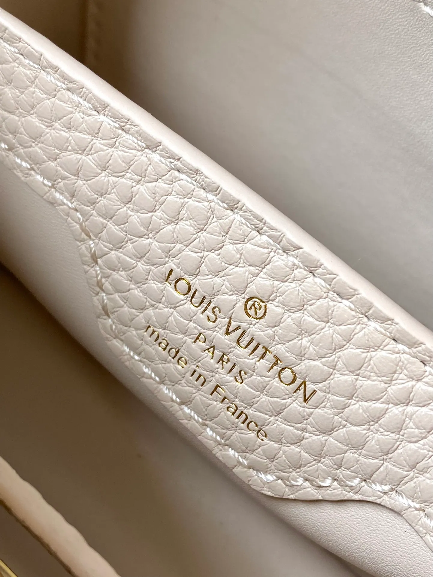 💰2000 (Special Original Leather) M23952 nano This Capucines nano handbag comes from the Lovelock Chain series. The Taurillon leather bag has a dotted rope that looks like a jewelry chain, with a padlock and pastel enamel Monogram flowers, echoing the dual tones of the leather. The detachable chain and top handle provide more carrying options, and the inner pocket is equipped with a small mirror for easy touch-ups at any time. Dimensions: 16.3 × 11 × 6.5 cm
