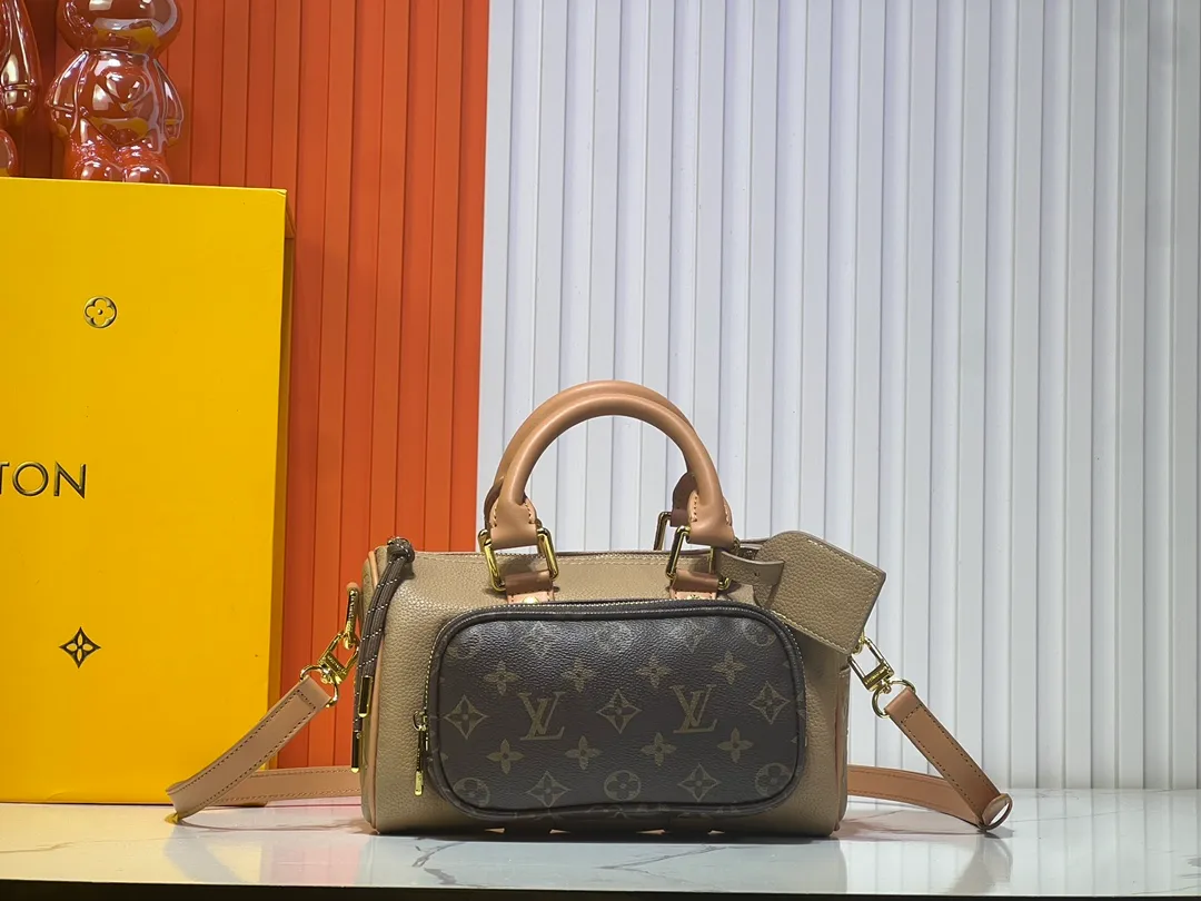 Batch 280💰Upgraded original M12627 khaki presbyopia, black grass green 46271 black flower This Keepall Bandoulière 25 handbag is made of grain leather with suede details and distressed metal parts. The Monogram canvas outer bag is opened with a cord zipper puller, making it easy to access and place your belongings. Removable and adjustable leather shoulder strap provides comfortable shoulder carrying experience. Length, height and width: 25x15x11cm