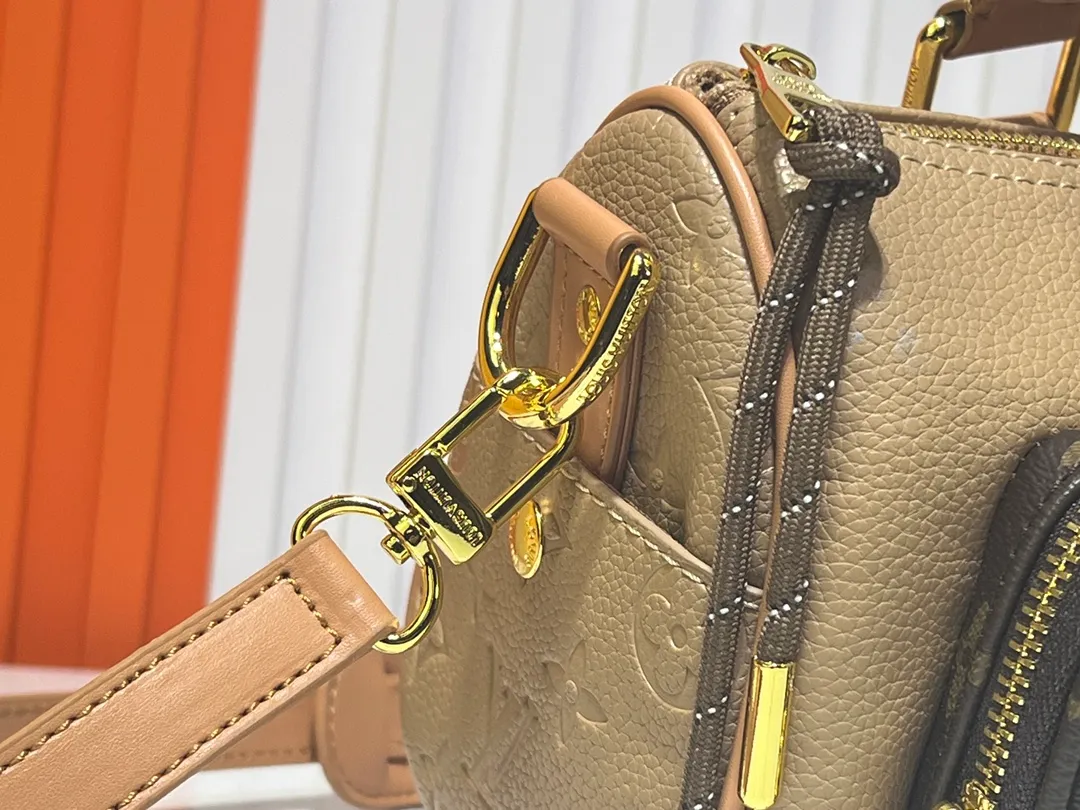 Batch 280💰Upgraded original M12627 khaki presbyopia, black grass green 46271 black flower This Keepall Bandoulière 25 handbag is made of grain leather with suede details and distressed metal parts. The Monogram canvas outer bag is opened with a cord zipper puller, making it easy to access and place your belongings. Removable and adjustable leather shoulder strap provides comfortable shoulder carrying experience. Length, height and width: 25x15x11cm