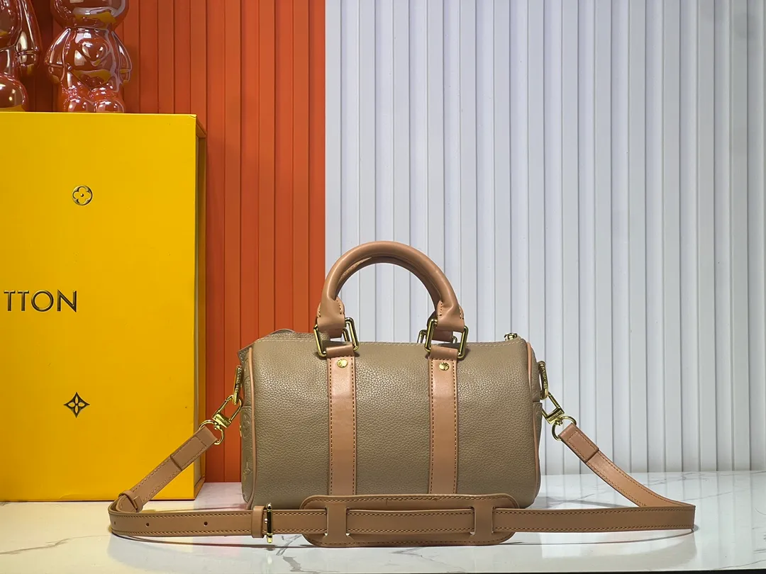 Batch 280💰Upgraded original M12627 khaki presbyopia, black grass green 46271 black flower This Keepall Bandoulière 25 handbag is made of grain leather with suede details and distressed metal parts. The Monogram canvas outer bag is opened with a cord zipper puller, making it easy to access and place your belongings. Removable and adjustable leather shoulder strap provides comfortable shoulder carrying experience. Length, height and width: 25x15x11cm