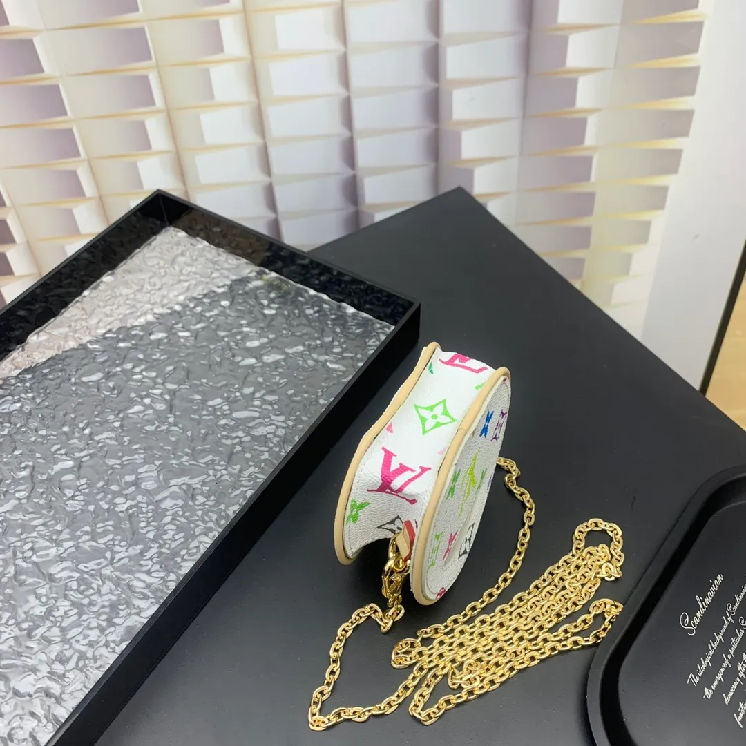 💰200 new update This Around Me handbag is made of Monogram coated canvas, interpreting the inspiration of the brand's LV Circle logo. The logo was created in the 1920s and is used in Louis Vuitton stores and advertising. Shown on the Spring/Summer 2024 runway, this sleek bag features an integrated handle for a simple yet elegant look. Exquisite configuration releases trendy style.