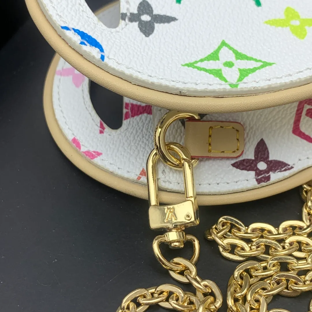 💰200 new update This Around Me handbag is made of Monogram coated canvas, interpreting the inspiration of the brand's LV Circle logo. The logo was created in the 1920s and is used in Louis Vuitton stores and advertising. Shown on the Spring/Summer 2024 runway, this sleek bag features an integrated handle for a simple yet elegant look. Exquisite configuration releases trendy style.