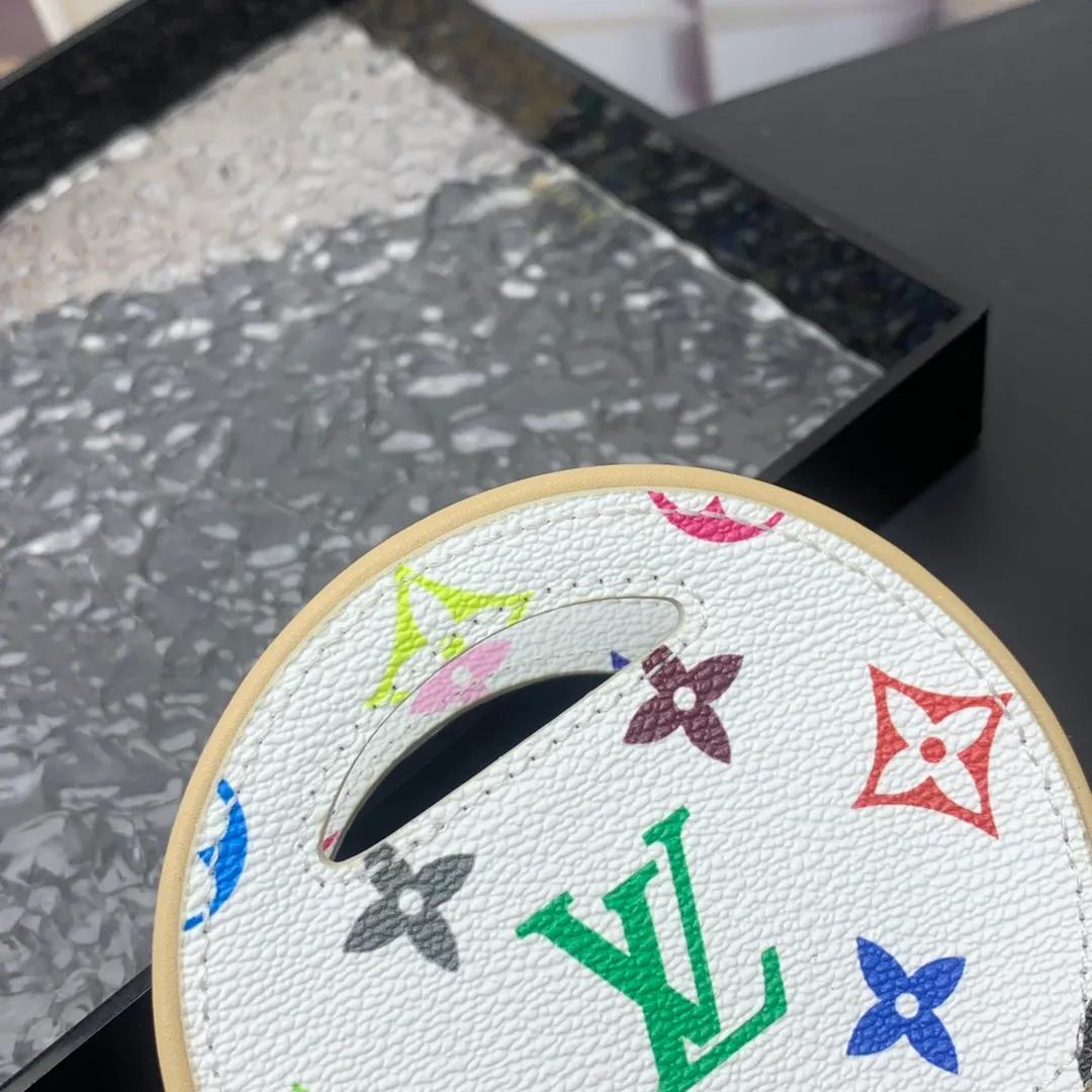 💰200 new update This Around Me handbag is made of Monogram coated canvas, interpreting the inspiration of the brand's LV Circle logo. The logo was created in the 1920s and is used in Louis Vuitton stores and advertising. Shown on the Spring/Summer 2024 runway, this sleek bag features an integrated handle for a simple yet elegant look. Exquisite configuration releases trendy style.