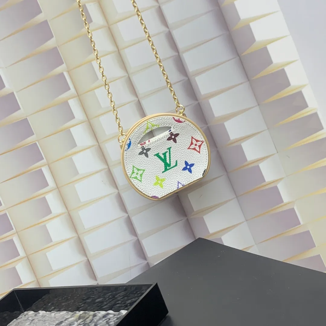 💰200 new update This Around Me handbag is made of Monogram coated canvas, interpreting the inspiration of the brand's LV Circle logo. The logo was created in the 1920s and is used in Louis Vuitton stores and advertising. Shown on the Spring/Summer 2024 runway, this sleek bag features an integrated handle for a simple yet elegant look. Exquisite configuration releases trendy style.