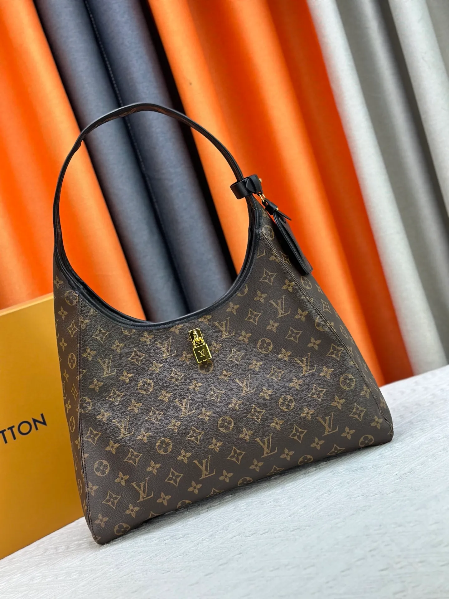 P280 M12940 M12941 A perfect match for spring and summer | LV's new style The Drop handbag is inspired by the flower hobo° handbag. Classic presbyopia with lock embellishment, small, delicate, retro and elegant. Extra large capacity, perfect for commuting and traveling. Paired with elegant pearl bag hanging. Size: Large 39 25 Small 25 16