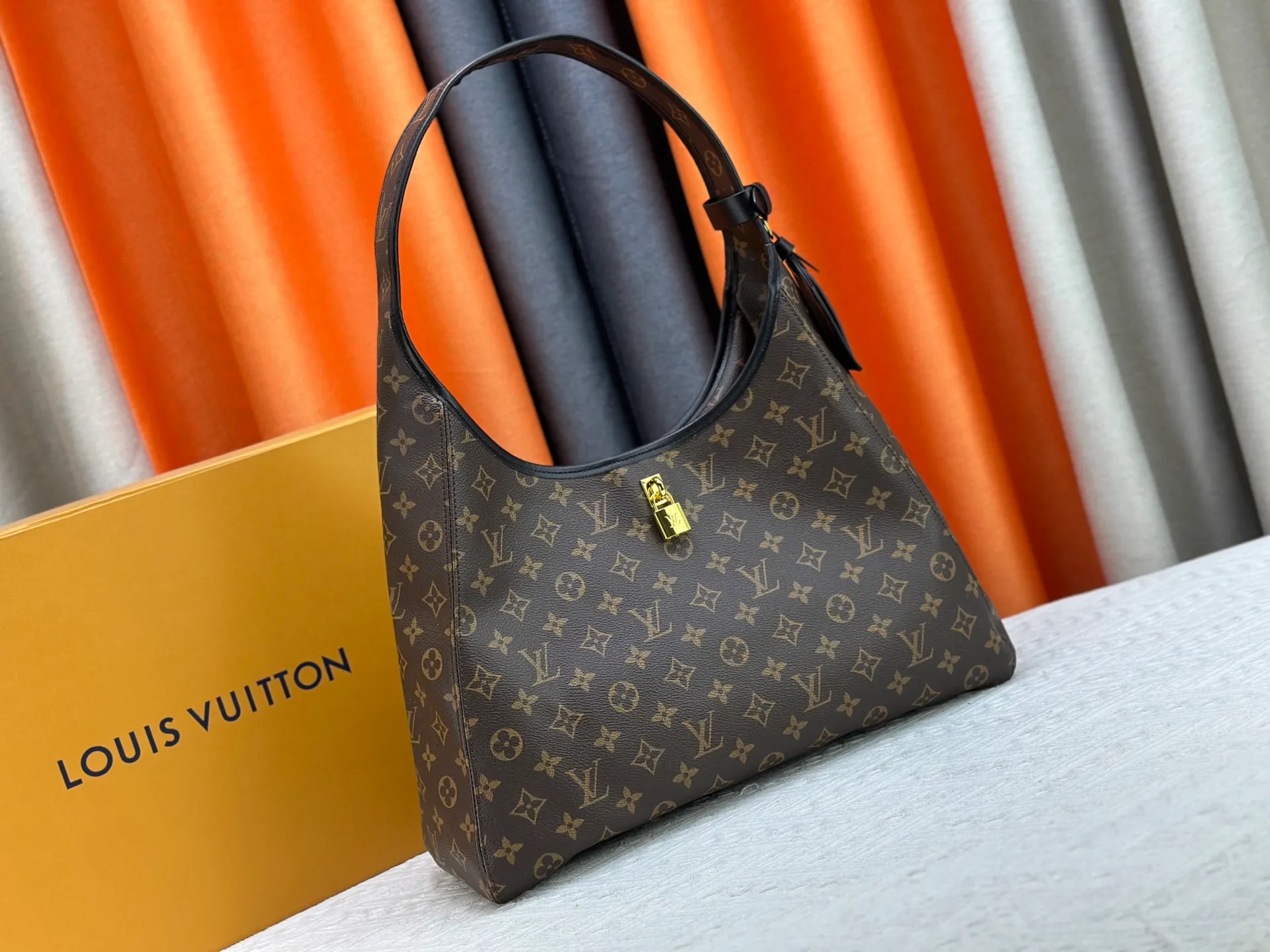 P280 M12940 M12941 A perfect match for spring and summer | LV's new style The Drop handbag is inspired by the flower hobo° handbag. Classic presbyopia with lock embellishment, small, delicate, retro and elegant. Extra large capacity, perfect for commuting and traveling. Paired with elegant pearl bag hanging. Size: Large 39 25 Small 25 16