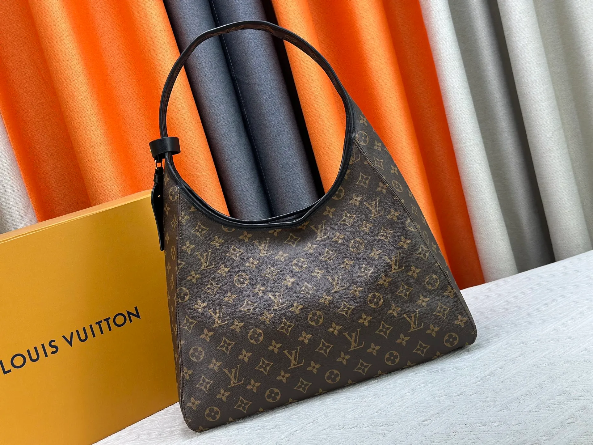 P280 M12940 M12941 A perfect match for spring and summer | LV's new style The Drop handbag is inspired by the flower hobo° handbag. Classic presbyopia with lock embellishment, small, delicate, retro and elegant. Extra large capacity, perfect for commuting and traveling. Paired with elegant pearl bag hanging. Size: Large 39 25 Small 25 16