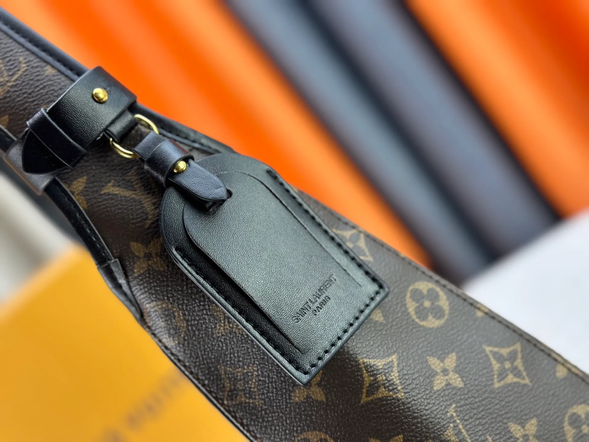 P280 M12940 M12941 A perfect match for spring and summer | LV's new style The Drop handbag is inspired by the flower hobo° handbag. Classic presbyopia with lock embellishment, small, delicate, retro and elegant. Extra large capacity, perfect for commuting and traveling. Paired with elegant pearl bag hanging. Size: Large 39 25 Small 25 16