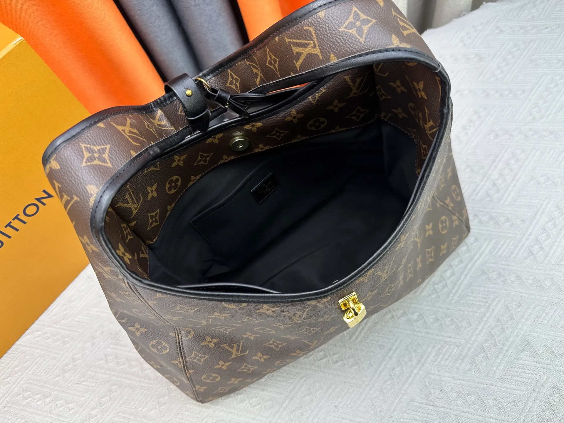 P280 M12940 M12941 A perfect match for spring and summer | LV's new style The Drop handbag is inspired by the flower hobo° handbag. Classic presbyopia with lock embellishment, small, delicate, retro and elegant. Extra large capacity, perfect for commuting and traveling. Paired with elegant pearl bag hanging. Size: Large 39 25 Small 25 16