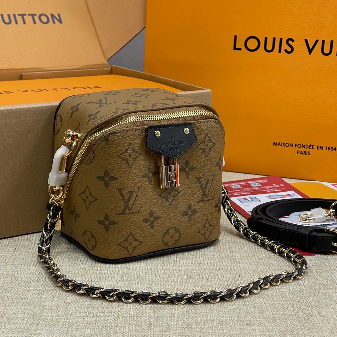 [Upgraded Version] P500💰Upgraded Version Comes with a full set of packaging M47162 Yellow Flower Chain Bag Series JUST IN CASE handbags Just In Case handbags trace back to the brand's travel heritage. They are made of Monogram Tsd HI canvas and cow leather trim to create a compact structure that can accommodate daily needs such as mobile phones, keys, cosmetics, etc. The padlock and key pouch show classic details, and the leather braided chain and leather shoulder strap are detachable, allowing you to switch to modern carrying options. A bit like a dice🎲 bag, it looks so good👀 Dimensions: 13x14x11.5 cm