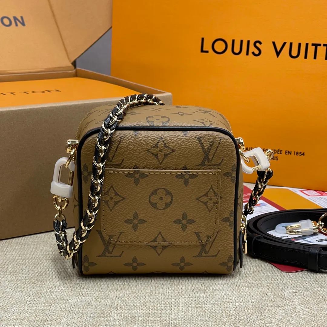 [Upgraded Version] P500💰Upgraded Version Comes with a full set of packaging M47162 Yellow Flower Chain Bag Series JUST IN CASE handbags Just In Case handbags trace back to the brand's travel heritage. They are made of Monogram Tsd HI canvas and cow leather trim to create a compact structure that can accommodate daily needs such as mobile phones, keys, cosmetics, etc. The padlock and key pouch show classic details, and the leather braided chain and leather shoulder strap are detachable, allowing you to switch to modern carrying options. A bit like a dice🎲 bag, it looks so good👀 Dimensions: 13x14x11.5 cm