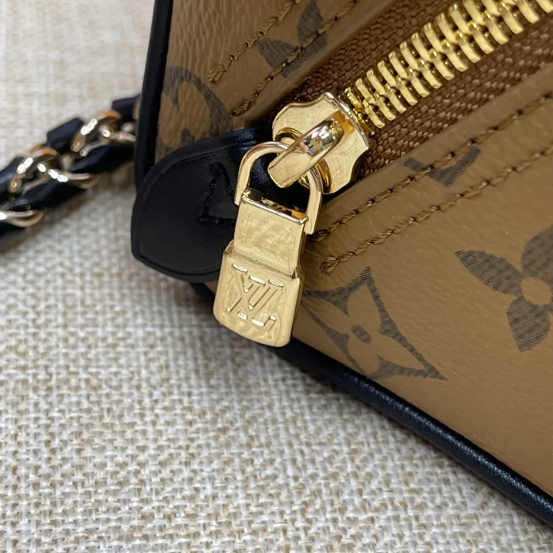[Upgraded Version] P500💰Upgraded Version Comes with a full set of packaging M47162 Yellow Flower Chain Bag Series JUST IN CASE handbags Just In Case handbags trace back to the brand's travel heritage. They are made of Monogram Tsd HI canvas and cow leather trim to create a compact structure that can accommodate daily needs such as mobile phones, keys, cosmetics, etc. The padlock and key pouch show classic details, and the leather braided chain and leather shoulder strap are detachable, allowing you to switch to modern carrying options. A bit like a dice🎲 bag, it looks so good👀 Dimensions: 13x14x11.5 cm