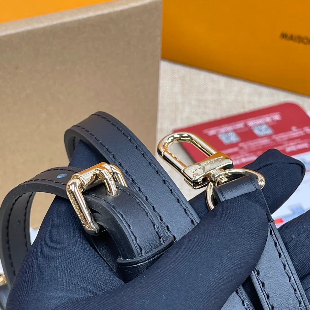 [Upgraded Version] P500💰Upgraded Version Comes with a full set of packaging M47162 Yellow Flower Chain Bag Series JUST IN CASE handbags Just In Case handbags trace back to the brand's travel heritage. They are made of Monogram Tsd HI canvas and cow leather trim to create a compact structure that can accommodate daily needs such as mobile phones, keys, cosmetics, etc. The padlock and key pouch show classic details, and the leather braided chain and leather shoulder strap are detachable, allowing you to switch to modern carrying options. A bit like a dice🎲 bag, it looks so good👀 Dimensions: 13x14x11.5 cm