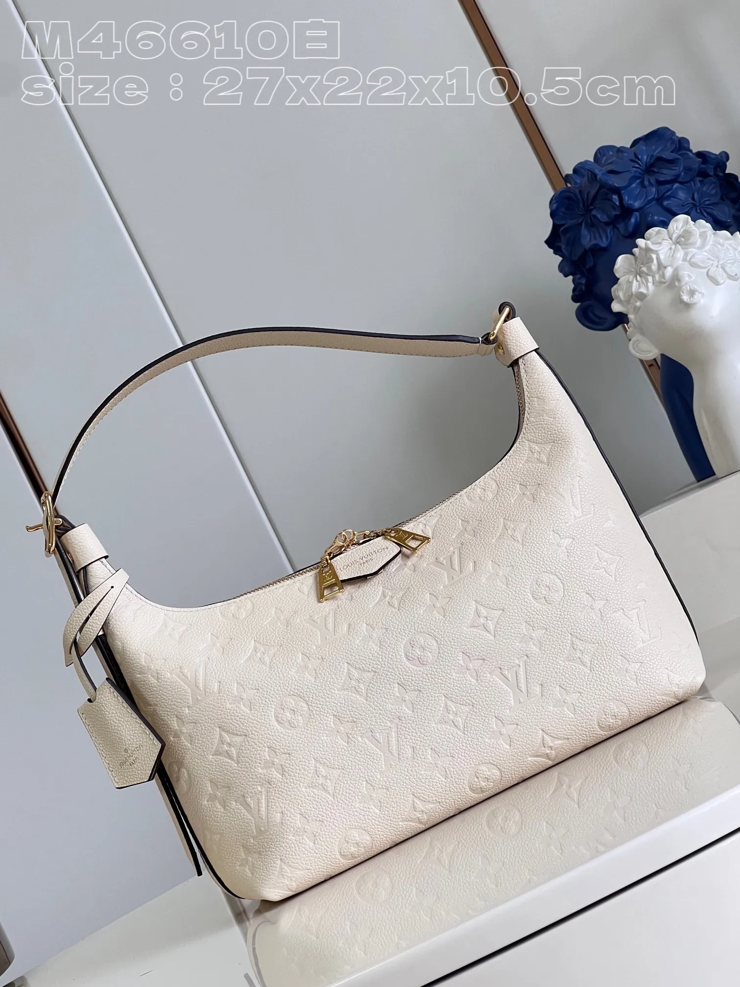 💰1180 (top-grain leather) top-grade original individual real shot M46610 white embossed】M46609 Sac Sport handbag is made of soft Monogram Empreinte embossed leather to create a curved outline, paying tribute to the brand's archive design with retro structure and exquisite details. Plenty of space makes it easy to carry your daily needs, and the adjustable handle allows for a variety of carrying methods. Detailed features 27 x 22 x 10.5 cm (length x height x width)