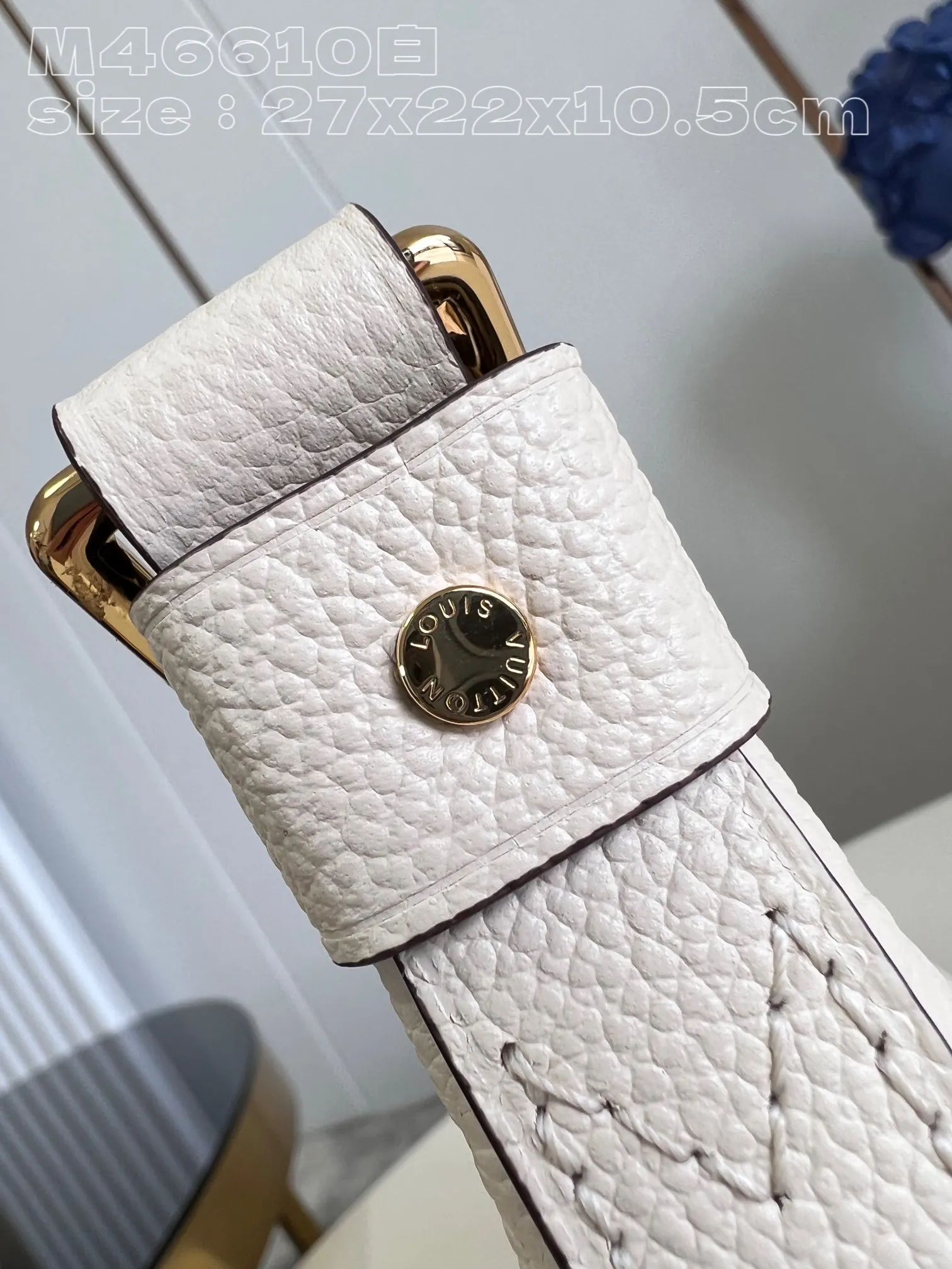 💰1180 (top-grain leather) top-grade original individual real shot M46610 white embossed】M46609 Sac Sport handbag is made of soft Monogram Empreinte embossed leather to create a curved outline, paying tribute to the brand's archive design with retro structure and exquisite details. Plenty of space makes it easy to carry your daily needs, and the adjustable handle allows for a variety of carrying methods. Detailed features 27 x 22 x 10.5 cm (length x height x width)