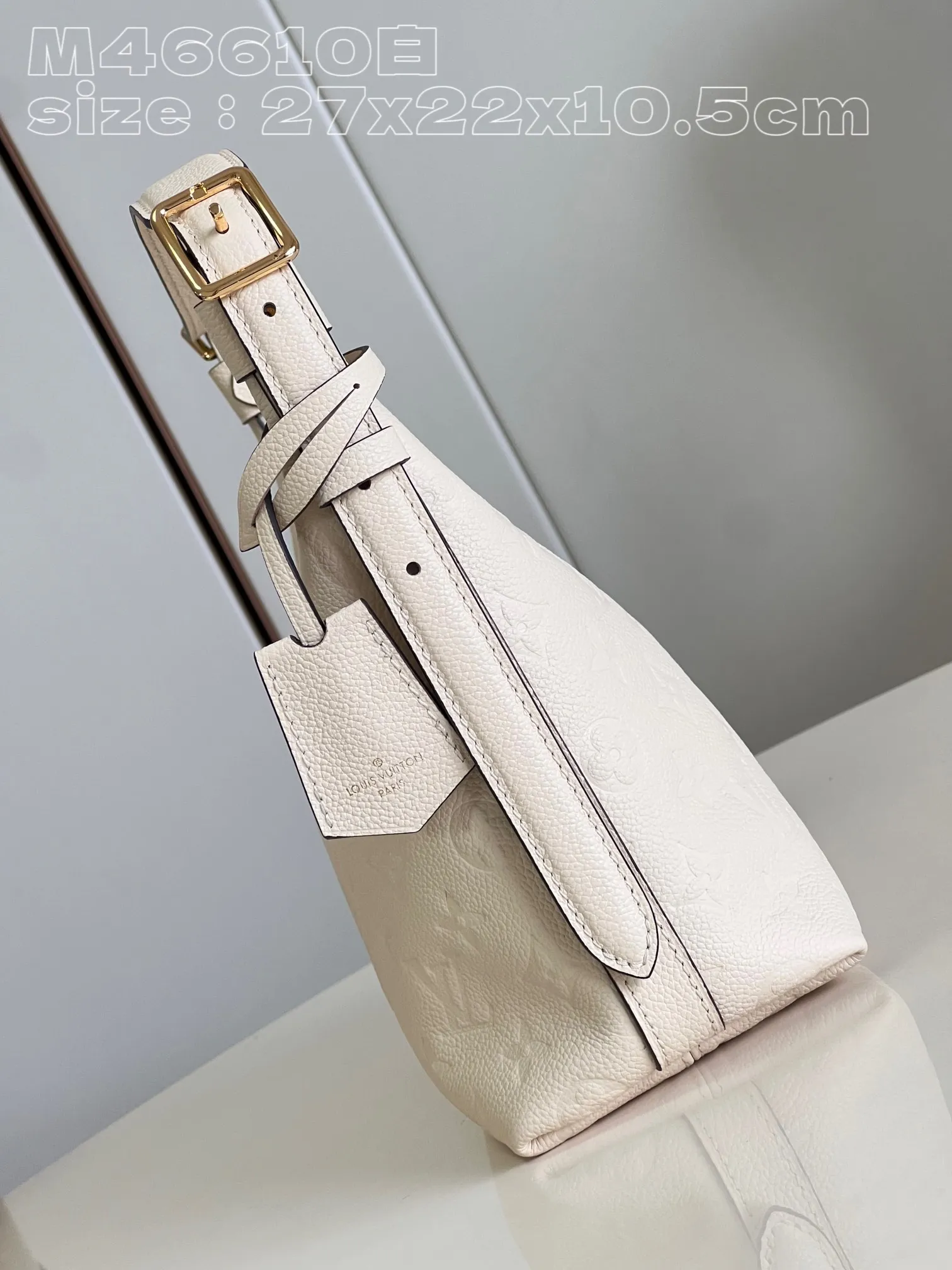 💰1180 (top-grain leather) top-grade original individual real shot M46610 white embossed】M46609 Sac Sport handbag is made of soft Monogram Empreinte embossed leather to create a curved outline, paying tribute to the brand's archive design with retro structure and exquisite details. Plenty of space makes it easy to carry your daily needs, and the adjustable handle allows for a variety of carrying methods. Detailed features 27 x 22 x 10.5 cm (length x height x width)