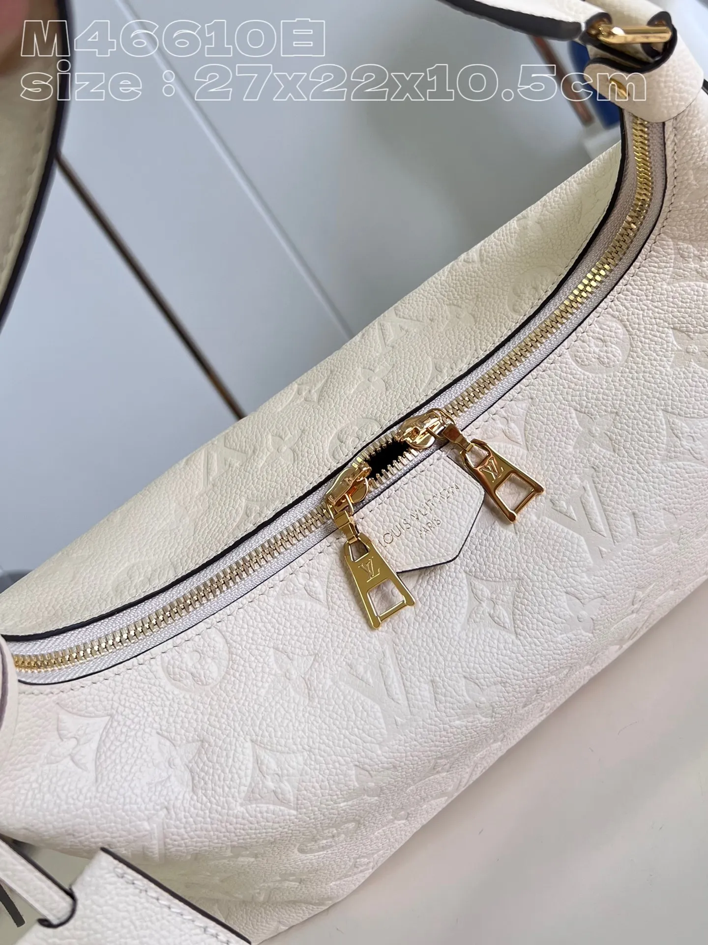💰1180 (top-grain leather) top-grade original individual real shot M46610 white embossed】M46609 Sac Sport handbag is made of soft Monogram Empreinte embossed leather to create a curved outline, paying tribute to the brand's archive design with retro structure and exquisite details. Plenty of space makes it easy to carry your daily needs, and the adjustable handle allows for a variety of carrying methods. Detailed features 27 x 22 x 10.5 cm (length x height x width)