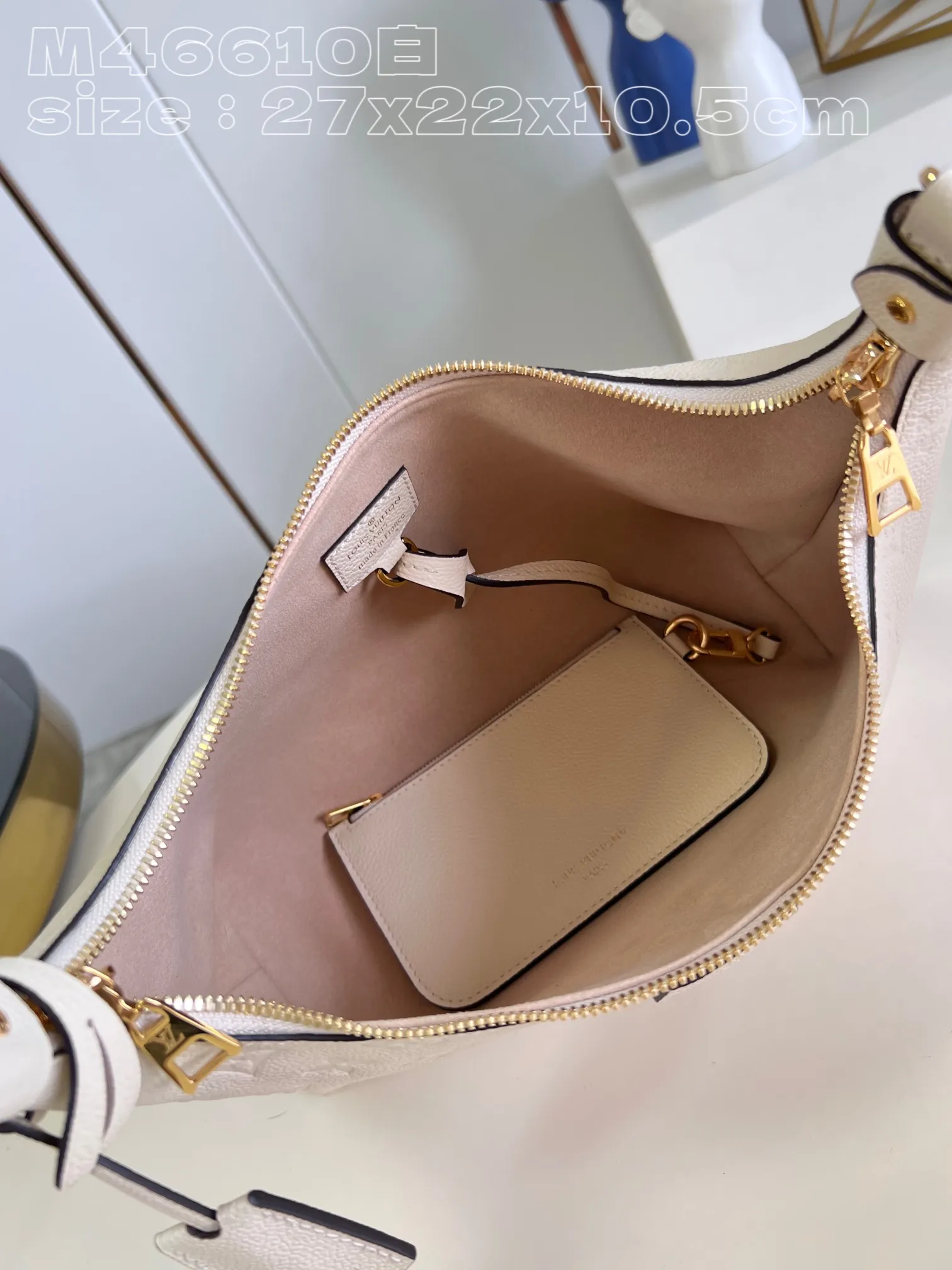 💰1180 (top-grain leather) top-grade original individual real shot M46610 white embossed】M46609 Sac Sport handbag is made of soft Monogram Empreinte embossed leather to create a curved outline, paying tribute to the brand's archive design with retro structure and exquisite details. Plenty of space makes it easy to carry your daily needs, and the adjustable handle allows for a variety of carrying methods. Detailed features 27 x 22 x 10.5 cm (length x height x width)