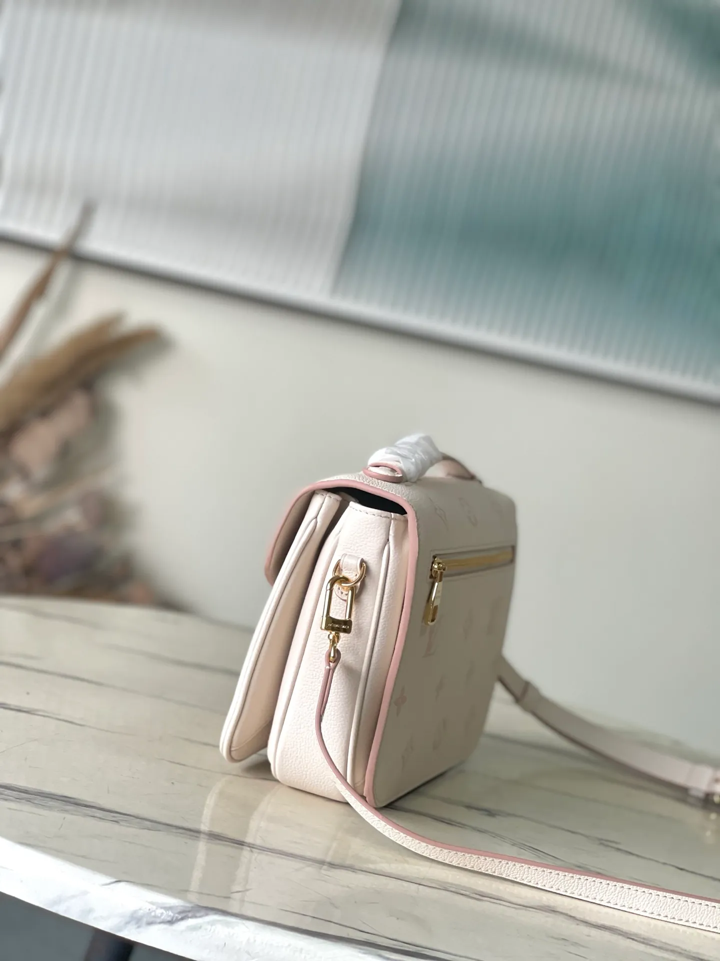 💰1140 (top layer leather) top original order M14977 This Monogram Empreinte leather, with tonal outline, this Pochette Métis MM version is a fashionable daily choice. It's finished with gold-tone hardware, including the signature S lock, and opens to reveal an elegant striped lining with three interior compartments for your essentials. Can be worn cross-body, over the shoulder or by hand. Dimensions: 25 × 19 × 7 cm (length x height x width)