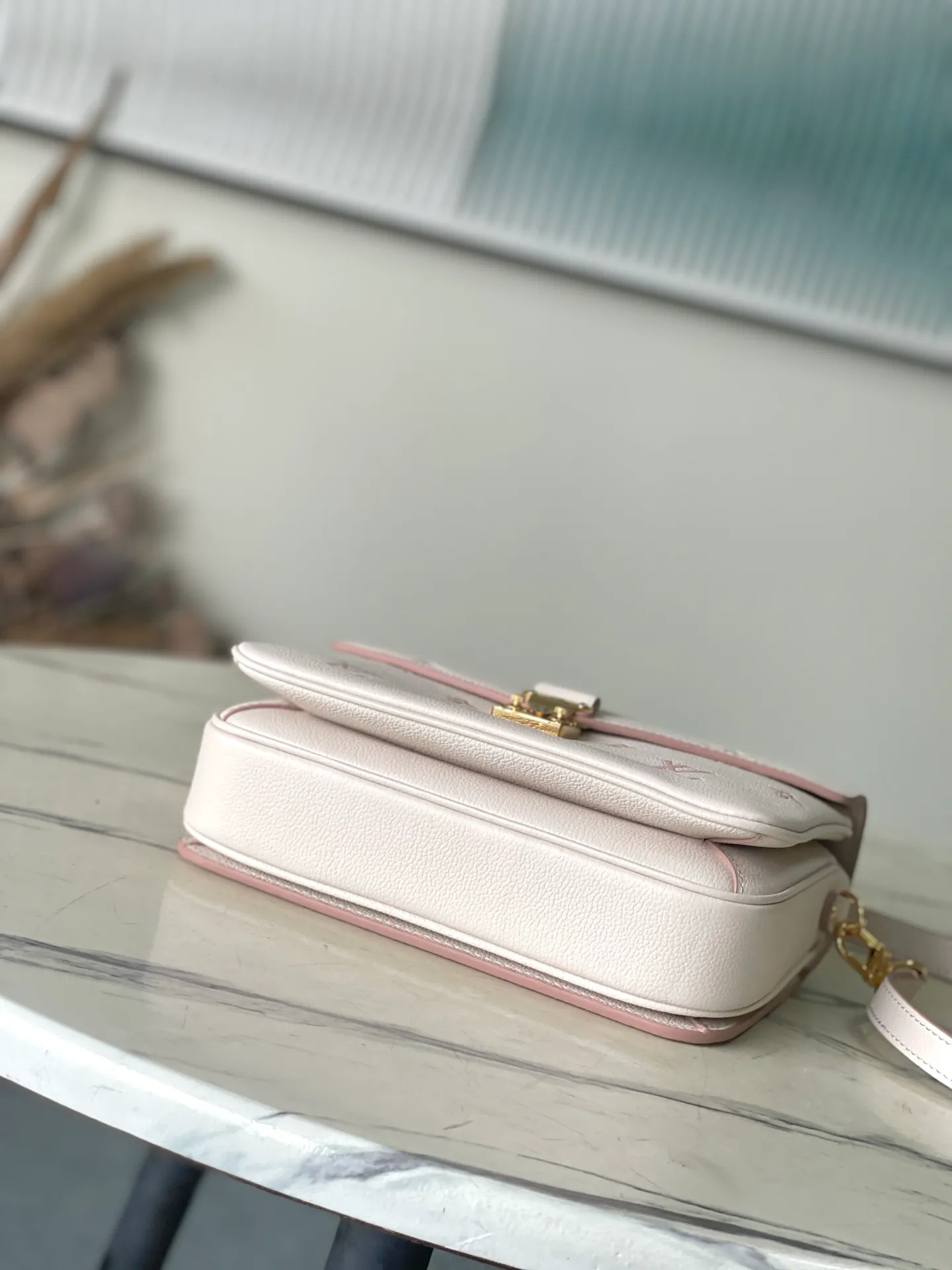 💰1140 (top layer leather) top original order M14977 This Monogram Empreinte leather, with tonal outline, this Pochette Métis MM version is a fashionable daily choice. It's finished with gold-tone hardware, including the signature S lock, and opens to reveal an elegant striped lining with three interior compartments for your essentials. Can be worn cross-body, over the shoulder or by hand. Dimensions: 25 × 19 × 7 cm (length x height x width)