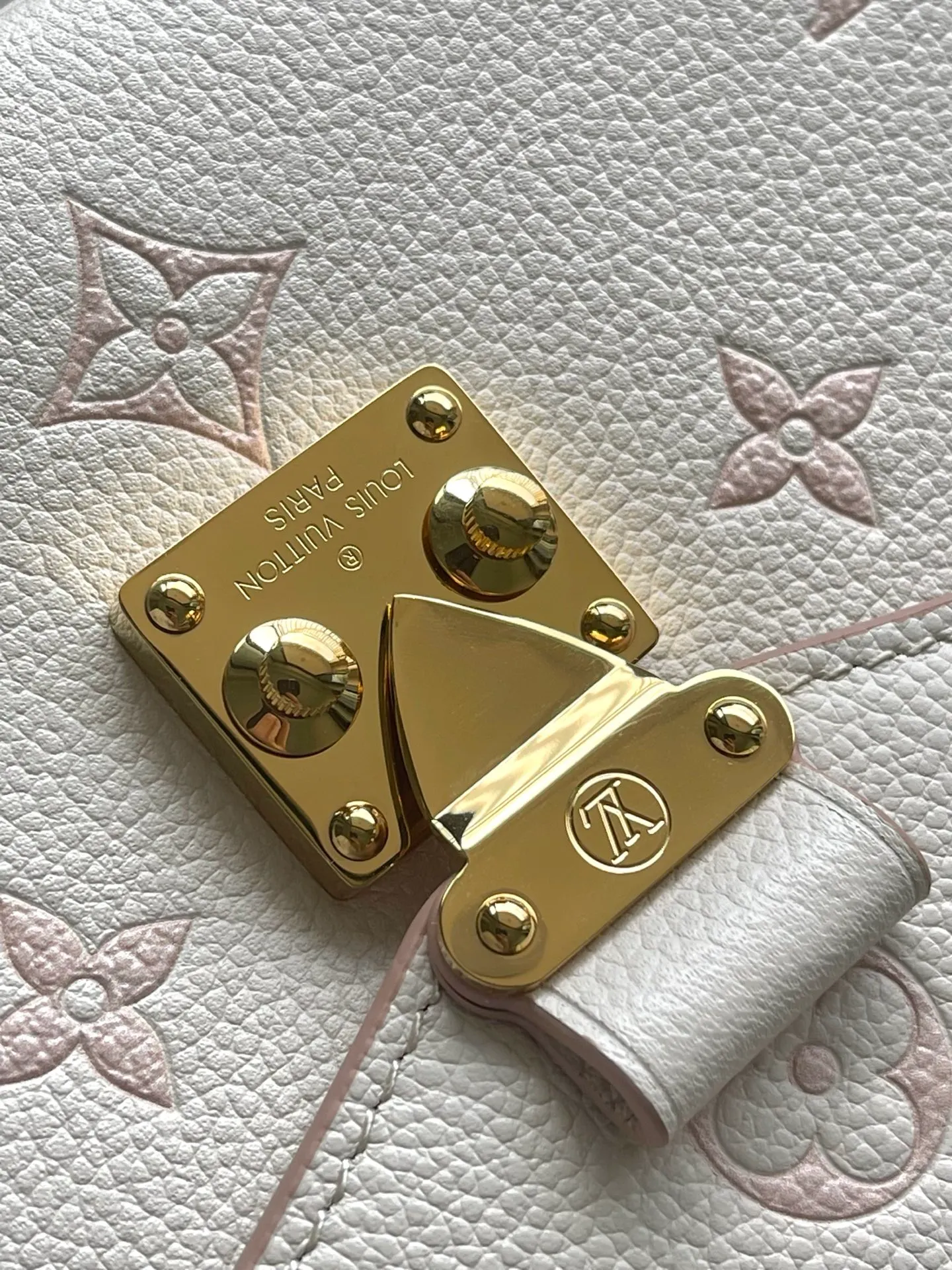 💰1140 (top layer leather) top original order M14977 This Monogram Empreinte leather, with tonal outline, this Pochette Métis MM version is a fashionable daily choice. It's finished with gold-tone hardware, including the signature S lock, and opens to reveal an elegant striped lining with three interior compartments for your essentials. Can be worn cross-body, over the shoulder or by hand. Dimensions: 25 × 19 × 7 cm (length x height x width)