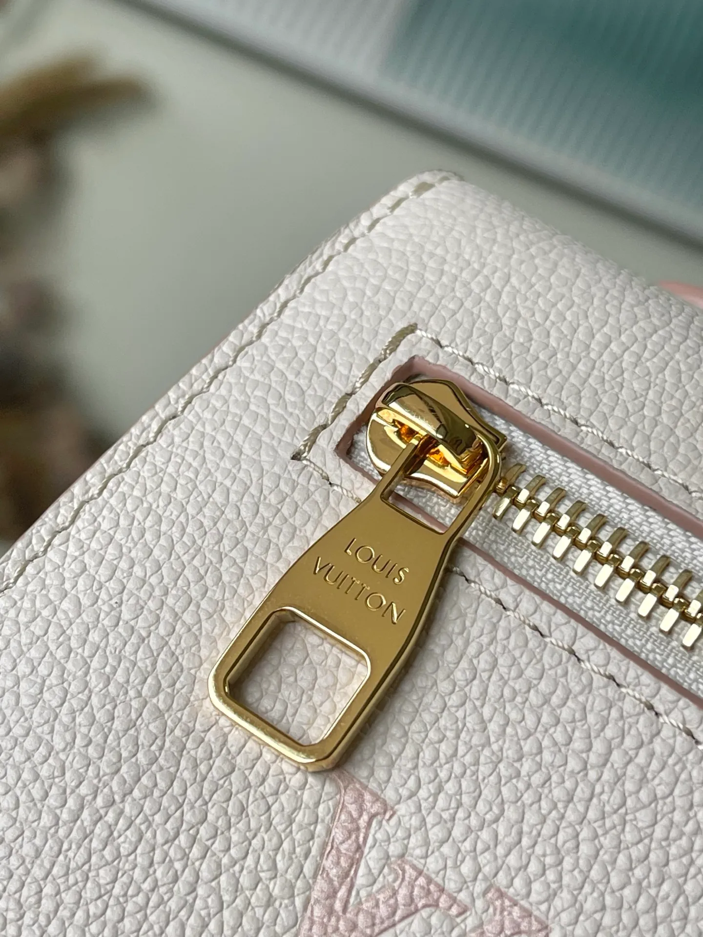 💰1140 (top layer leather) top original order M14977 This Monogram Empreinte leather, with tonal outline, this Pochette Métis MM version is a fashionable daily choice. It's finished with gold-tone hardware, including the signature S lock, and opens to reveal an elegant striped lining with three interior compartments for your essentials. Can be worn cross-body, over the shoulder or by hand. Dimensions: 25 × 19 × 7 cm (length x height x width)