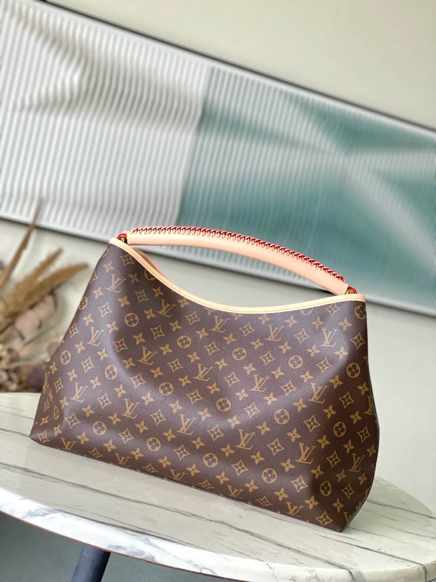 💰940 Top Original Order M25877 This Again bag is a current, more flexible and iconic reinterpretation of the Artsy model introduced in 2010. This finely crafted version is rooted in the house's heritage and pays homage to its expertise with Monogram canvas, hand-braided handles and customizable address holders. The room is large enough to accommodate a laptop and has lots of pockets. A gold carabiner allows you to add a playful touch to it. Dimensions: 53x30x15.5cm (LxHxW)