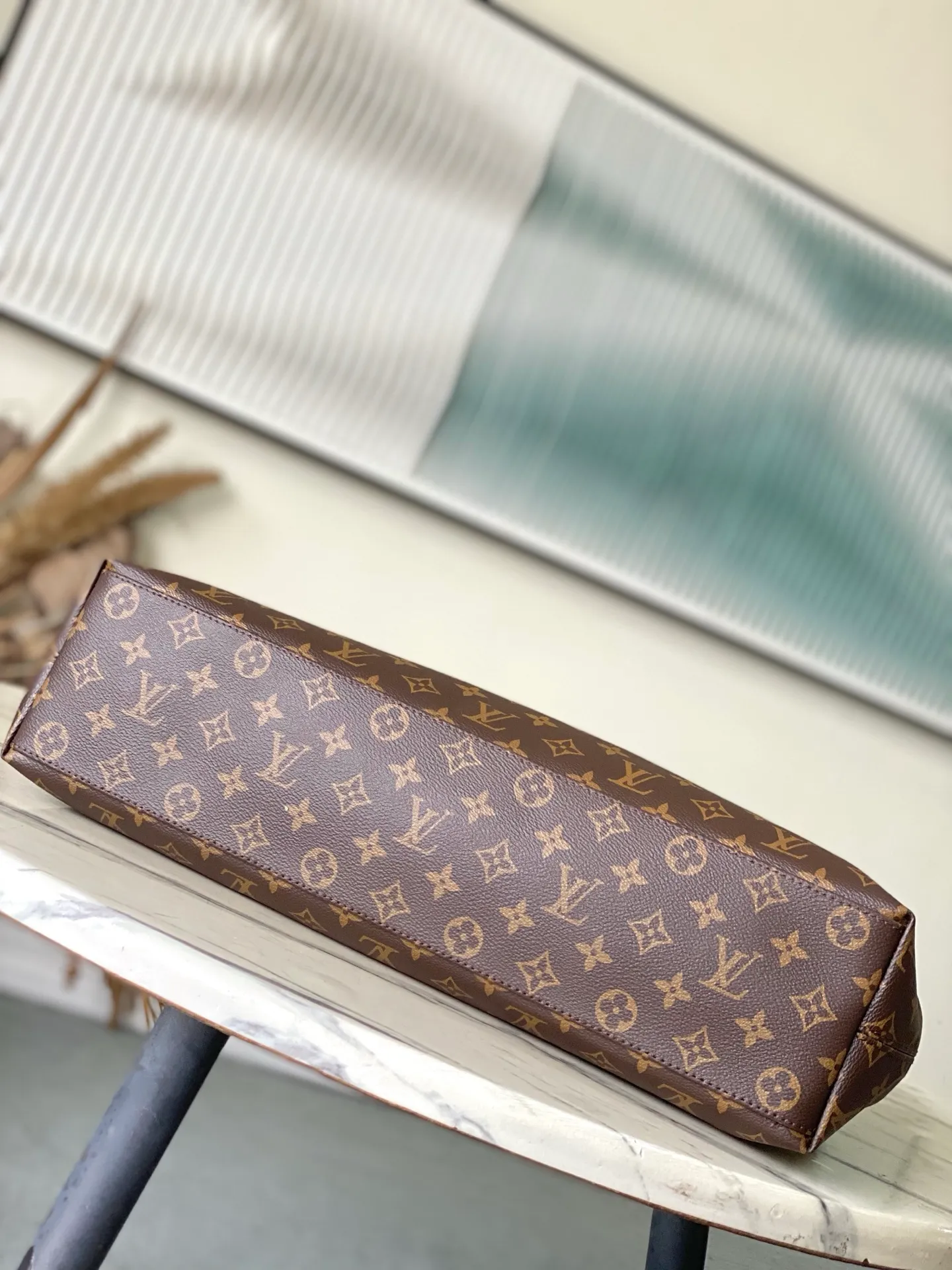 💰940 Top Original Order M25877 This Again bag is a current, more flexible and iconic reinterpretation of the Artsy model introduced in 2010. This finely crafted version is rooted in the house's heritage and pays homage to its expertise with Monogram canvas, hand-braided handles and customizable address holders. The room is large enough to accommodate a laptop and has lots of pockets. A gold carabiner allows you to add a playful touch to it. Dimensions: 53x30x15.5cm (LxHxW)