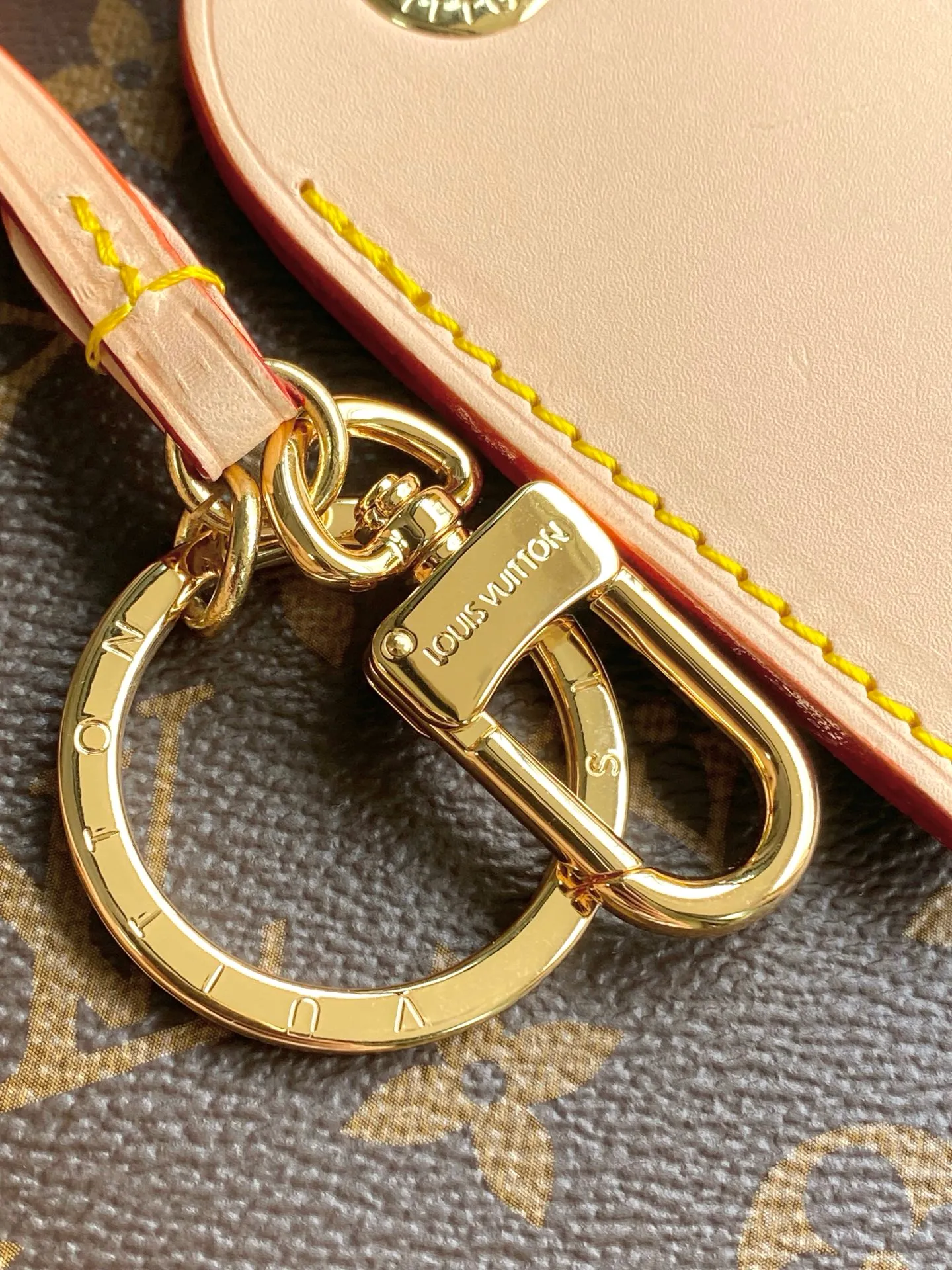 💰940 Top Original Order M25877 This Again bag is a current, more flexible and iconic reinterpretation of the Artsy model introduced in 2010. This finely crafted version is rooted in the house's heritage and pays homage to its expertise with Monogram canvas, hand-braided handles and customizable address holders. The room is large enough to accommodate a laptop and has lots of pockets. A gold carabiner allows you to add a playful touch to it. Dimensions: 53x30x15.5cm (LxHxW)