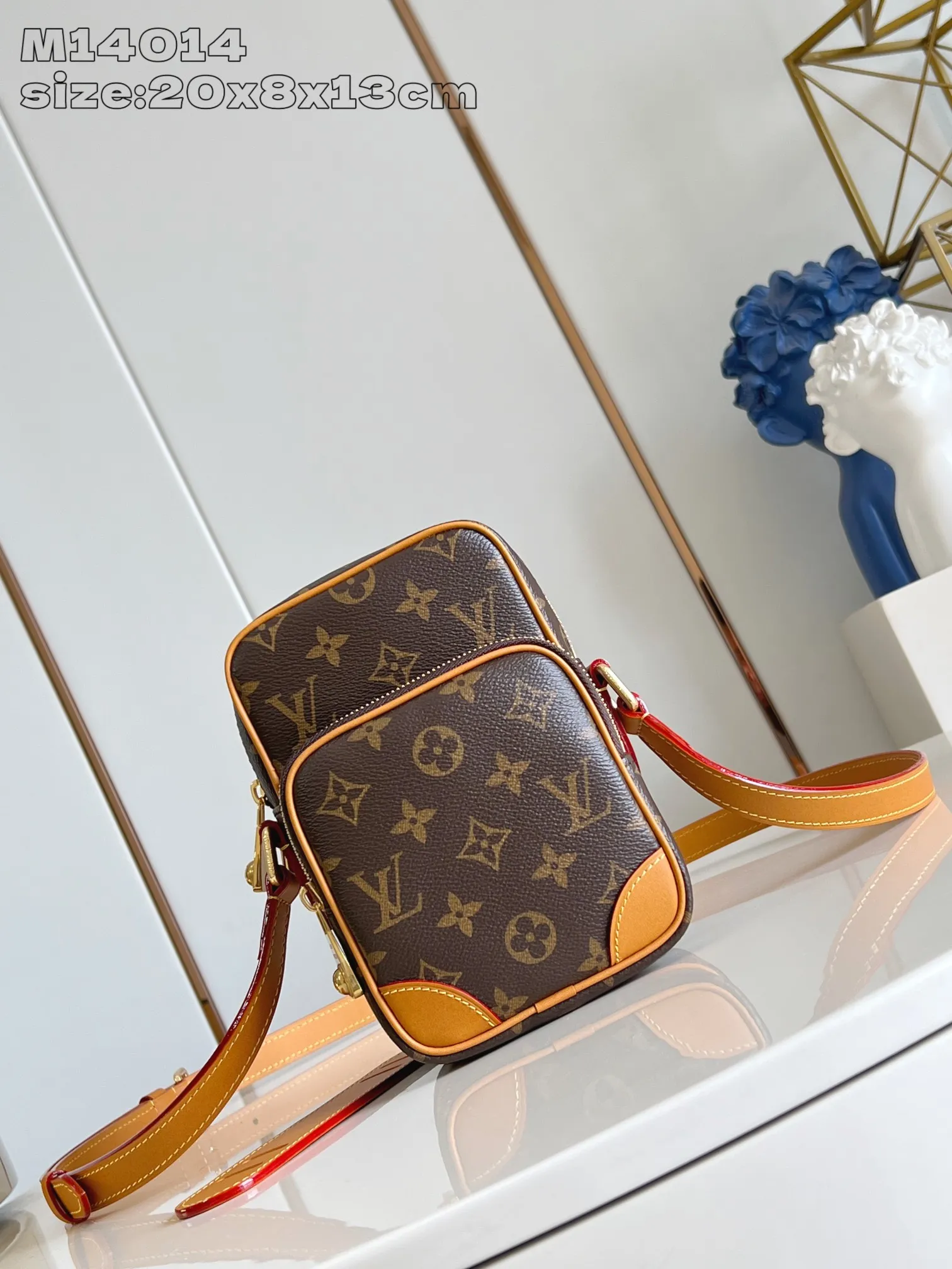 💰980 Top Original [Exclusive Real Shot M14014 Presbyopia] The fashionable Amazone crossbody bag is made of Monogram canvas, and the corners, edges and detachable straps are all made of distressed leather. Pharrell Williams draws inspiration from 1980s designs to create a compact bag that combines vintage charm with sophisticated modernity. The zipper pull is accented with pearls, and the adjustable shoulder strap ensures portability and comfort. 20 x 8 x 13.5 cm (height x width x length)
