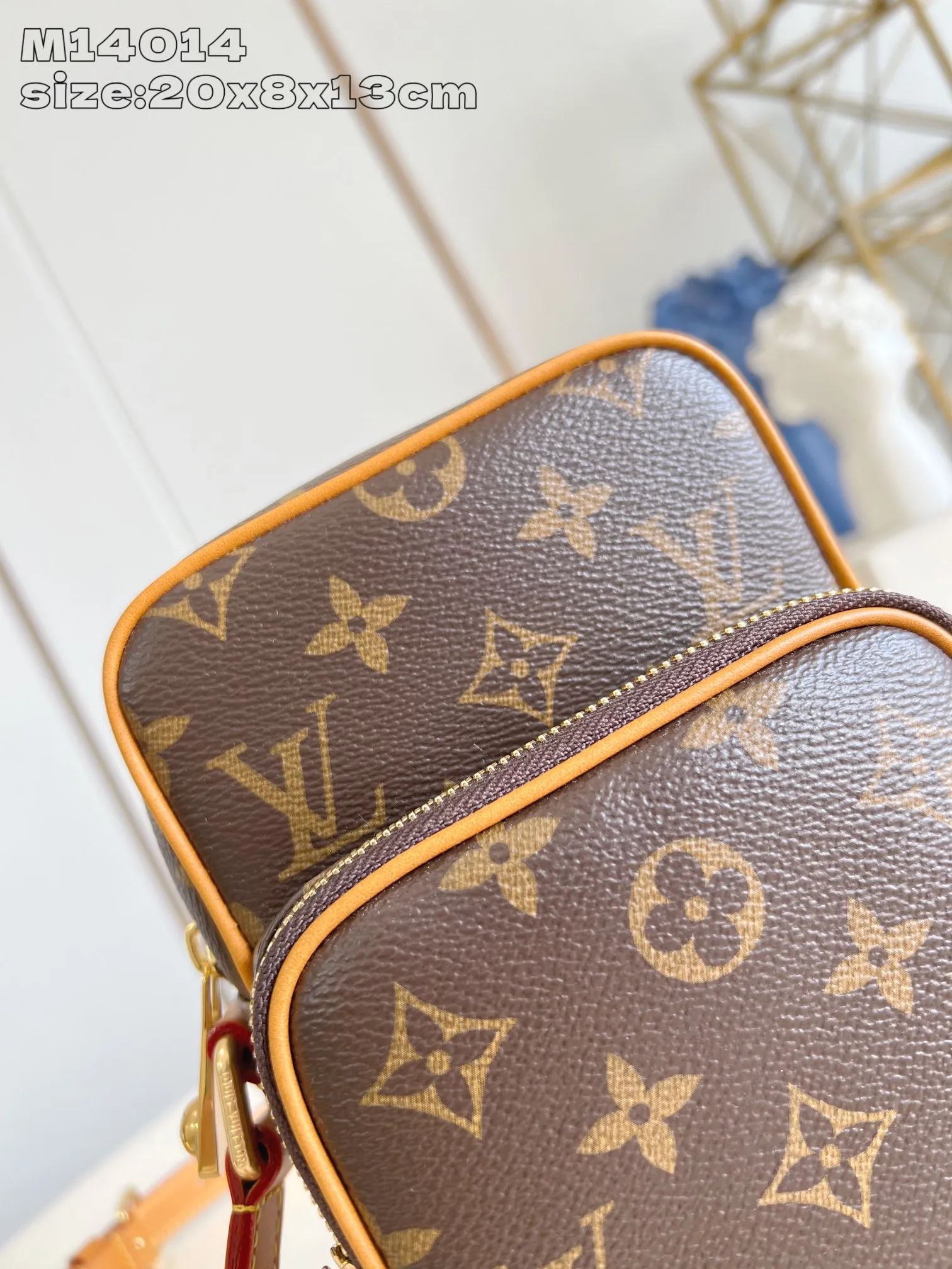 💰980 Top Original [Exclusive Real Shot M14014 Presbyopia] The fashionable Amazone crossbody bag is made of Monogram canvas, and the corners, edges and detachable straps are all made of distressed leather. Pharrell Williams draws inspiration from 1980s designs to create a compact bag that combines vintage charm with sophisticated modernity. The zipper pull is accented with pearls, and the adjustable shoulder strap ensures portability and comfort. 20 x 8 x 13.5 cm (height x width x length)