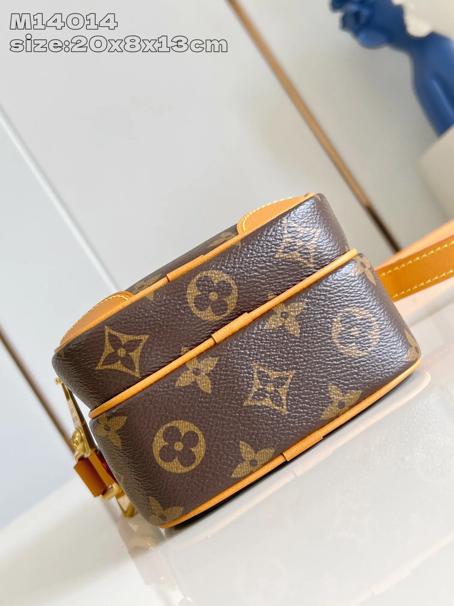 💰980 Top Original [Exclusive Real Shot M14014 Presbyopia] The fashionable Amazone crossbody bag is made of Monogram canvas, and the corners, edges and detachable straps are all made of distressed leather. Pharrell Williams draws inspiration from 1980s designs to create a compact bag that combines vintage charm with sophisticated modernity. The zipper pull is accented with pearls, and the adjustable shoulder strap ensures portability and comfort. 20 x 8 x 13.5 cm (height x width x length)