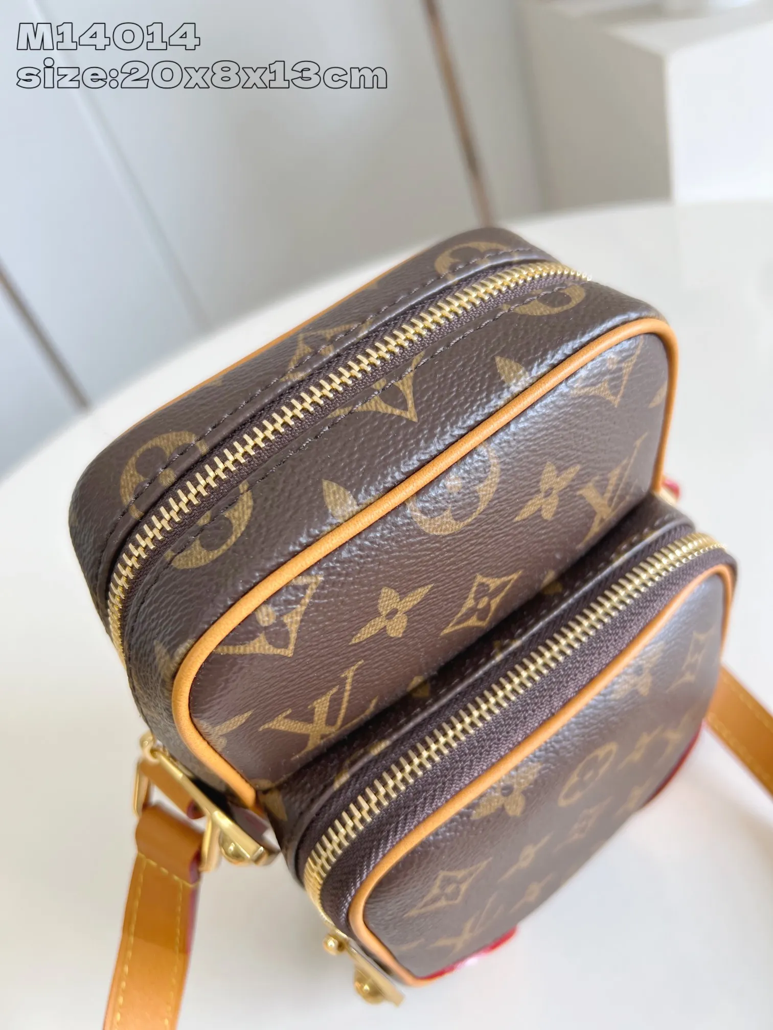 💰980 Top Original [Exclusive Real Shot M14014 Presbyopia] The fashionable Amazone crossbody bag is made of Monogram canvas, and the corners, edges and detachable straps are all made of distressed leather. Pharrell Williams draws inspiration from 1980s designs to create a compact bag that combines vintage charm with sophisticated modernity. The zipper pull is accented with pearls, and the adjustable shoulder strap ensures portability and comfort. 20 x 8 x 13.5 cm (height x width x length)