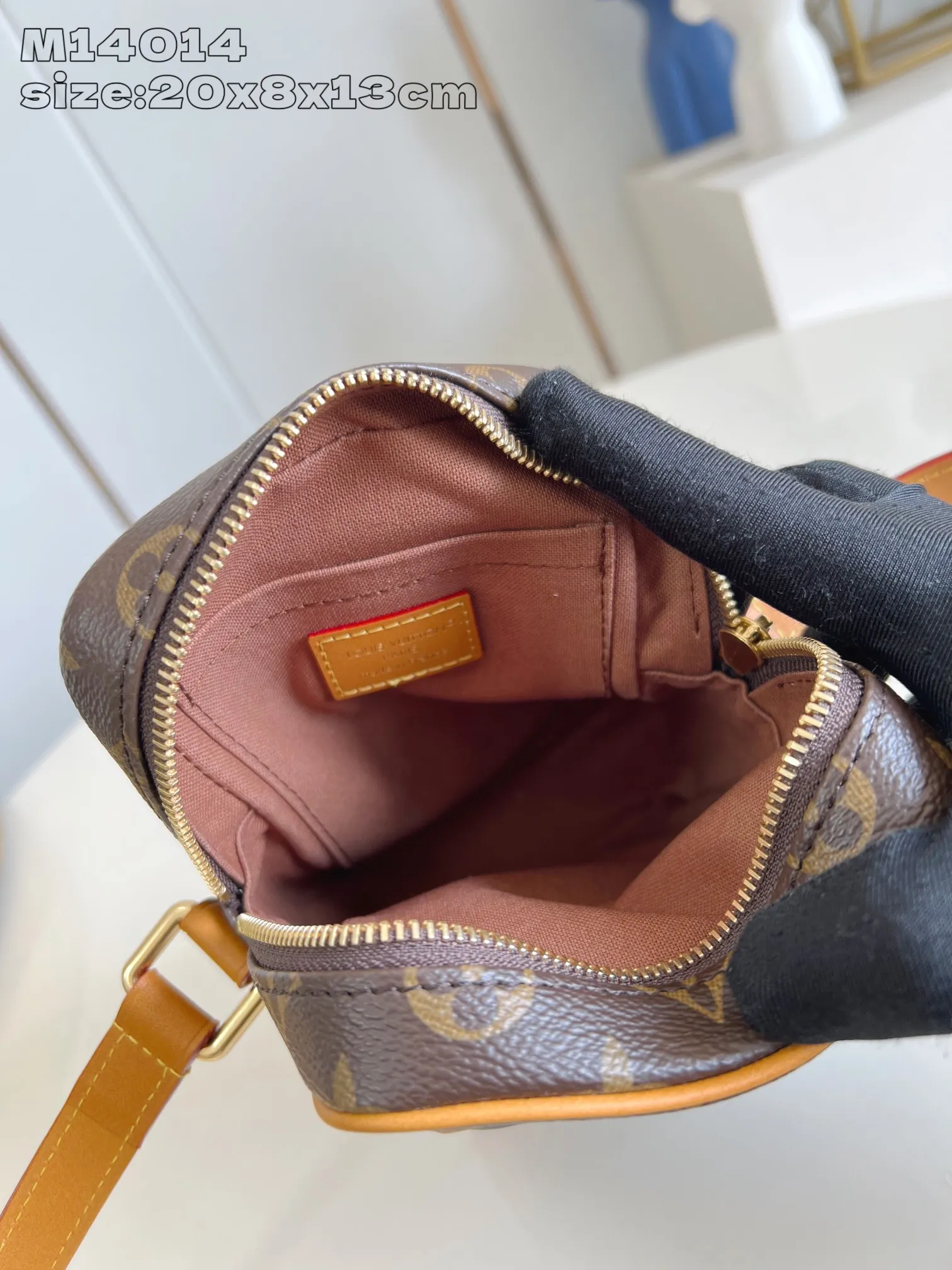 💰980 Top Original [Exclusive Real Shot M14014 Presbyopia] The fashionable Amazone crossbody bag is made of Monogram canvas, and the corners, edges and detachable straps are all made of distressed leather. Pharrell Williams draws inspiration from 1980s designs to create a compact bag that combines vintage charm with sophisticated modernity. The zipper pull is accented with pearls, and the adjustable shoulder strap ensures portability and comfort. 20 x 8 x 13.5 cm (height x width x length)