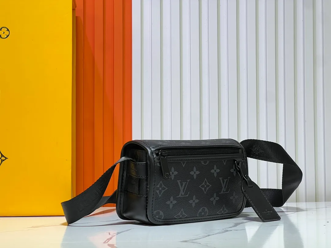 Batch 220💰Upgraded original M12599 black flower M12637 green flower This Bosphore mini handbag is named after the brand's retro Bosphore series in the 2000s. It is comfortable to carry with its simple lines and compact structure, and the detachable nameplate shows its classic feel. The adjustable fabric shoulder strap crosses the accordion loop and is a refined detail along with the zippered front pocket. Dimensions: 19x 12x 7 cm (length x height x width)