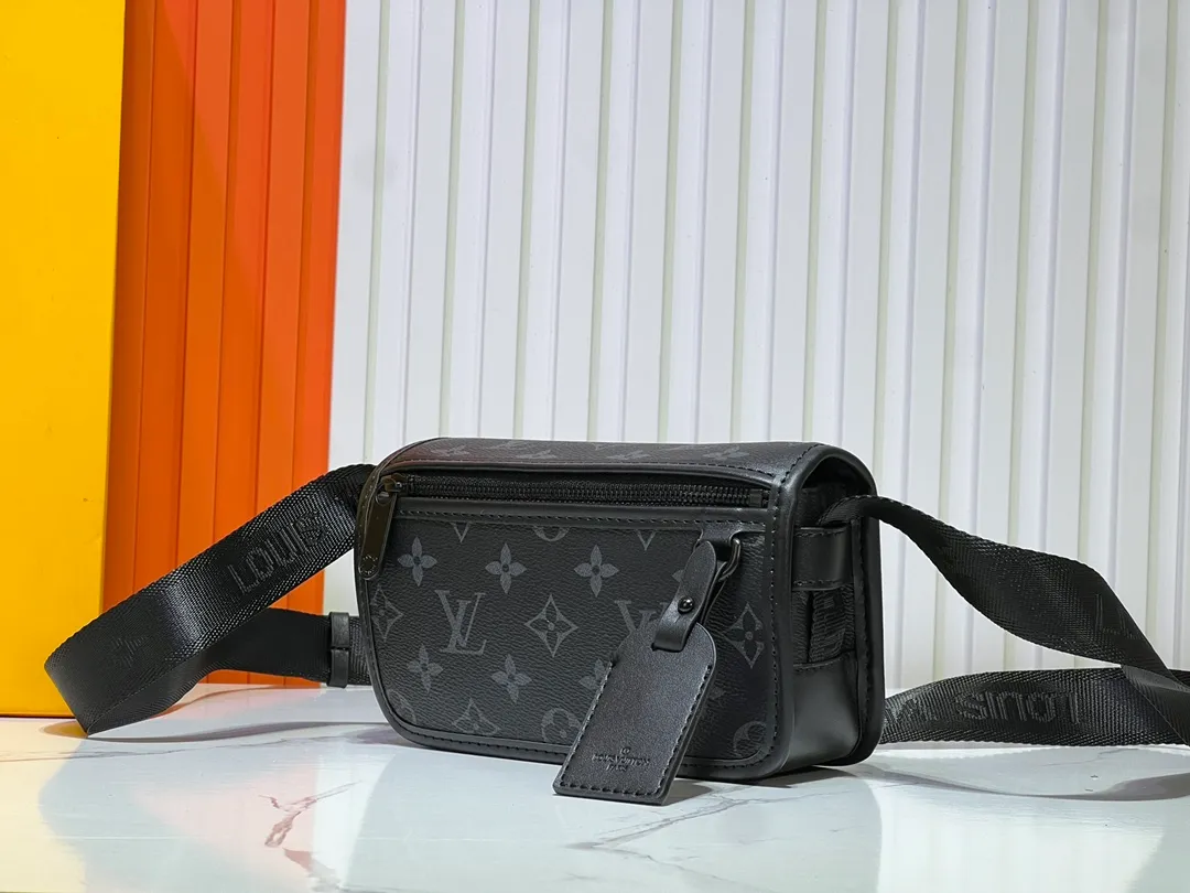 Batch 220💰Upgraded original M12599 black flower M12637 green flower This Bosphore mini handbag is named after the brand's retro Bosphore series in the 2000s. It is comfortable to carry with its simple lines and compact structure, and the detachable nameplate shows its classic feel. The adjustable fabric shoulder strap crosses the accordion loop and is a refined detail along with the zippered front pocket. Dimensions: 19x 12x 7 cm (length x height x width)