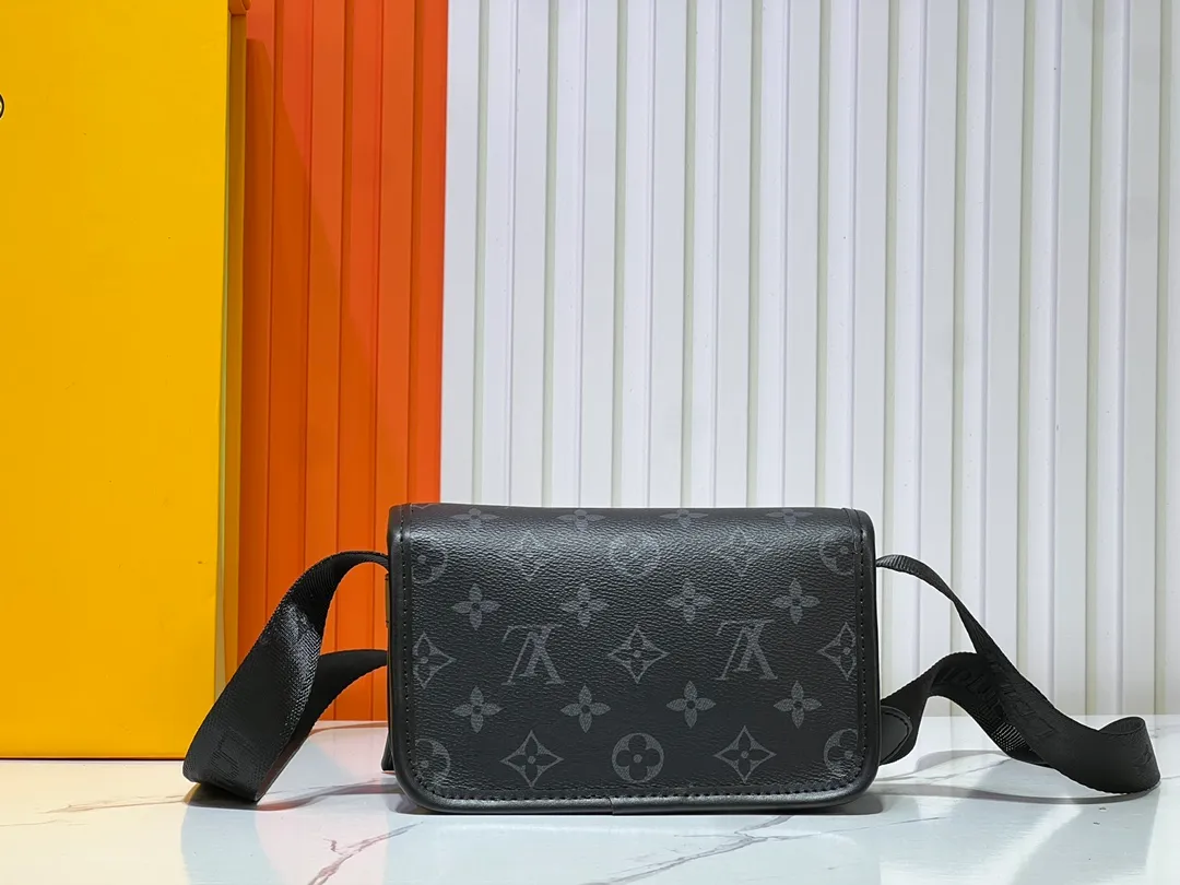 Batch 220💰Upgraded original M12599 black flower M12637 green flower This Bosphore mini handbag is named after the brand's retro Bosphore series in the 2000s. It is comfortable to carry with its simple lines and compact structure, and the detachable nameplate shows its classic feel. The adjustable fabric shoulder strap crosses the accordion loop and is a refined detail along with the zippered front pocket. Dimensions: 19x 12x 7 cm (length x height x width)