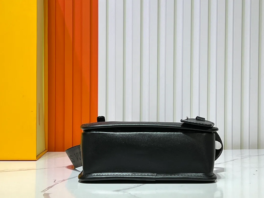Batch 220💰Upgraded original M12599 black flower M12637 green flower This Bosphore mini handbag is named after the brand's retro Bosphore series in the 2000s. It is comfortable to carry with its simple lines and compact structure, and the detachable nameplate shows its classic feel. The adjustable fabric shoulder strap crosses the accordion loop and is a refined detail along with the zippered front pocket. Dimensions: 19x 12x 7 cm (length x height x width)