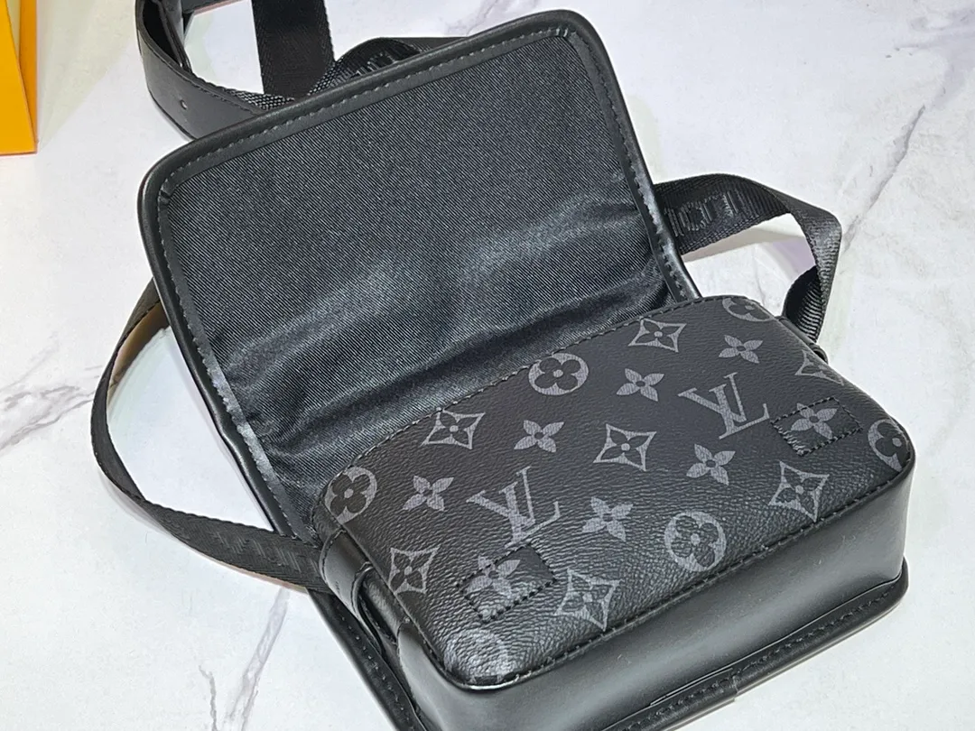 Batch 220💰Upgraded original M12599 black flower M12637 green flower This Bosphore mini handbag is named after the brand's retro Bosphore series in the 2000s. It is comfortable to carry with its simple lines and compact structure, and the detachable nameplate shows its classic feel. The adjustable fabric shoulder strap crosses the accordion loop and is a refined detail along with the zippered front pocket. Dimensions: 19x 12x 7 cm (length x height x width)