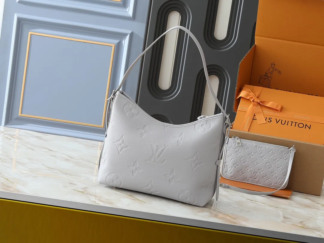 💰220💰Upgraded from the original M24141 M46288 M46293 M46277 M46298 M46203 CarryAll small handbag is made of Mono gram Empreinte embossed leather. It has a generous structure and a neat inner layer. The large inner bag adds functional elements. Comes with a Monogram embossed zipper clutch secured by a leather strap. A personal companion for urban life. Dimensions 29 x 24 x 12 cm (length x height x width)