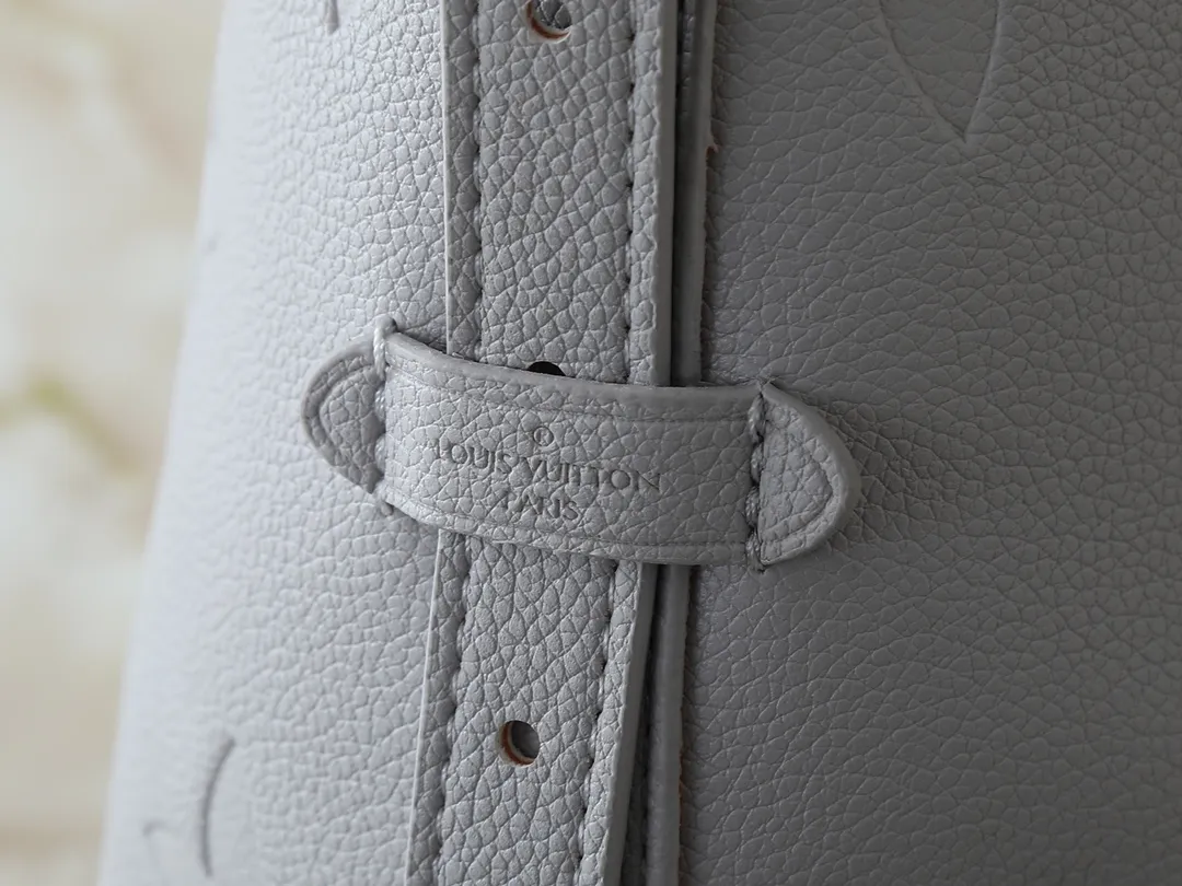 💰220💰Upgraded from the original M24141 M46288 M46293 M46277 M46298 M46203 CarryAll small handbag is made of Mono gram Empreinte embossed leather. It has a generous structure and a neat inner layer. The large inner bag adds functional elements. Comes with a Monogram embossed zipper clutch secured by a leather strap. A personal companion for urban life. Dimensions 29 x 24 x 12 cm (length x height x width)