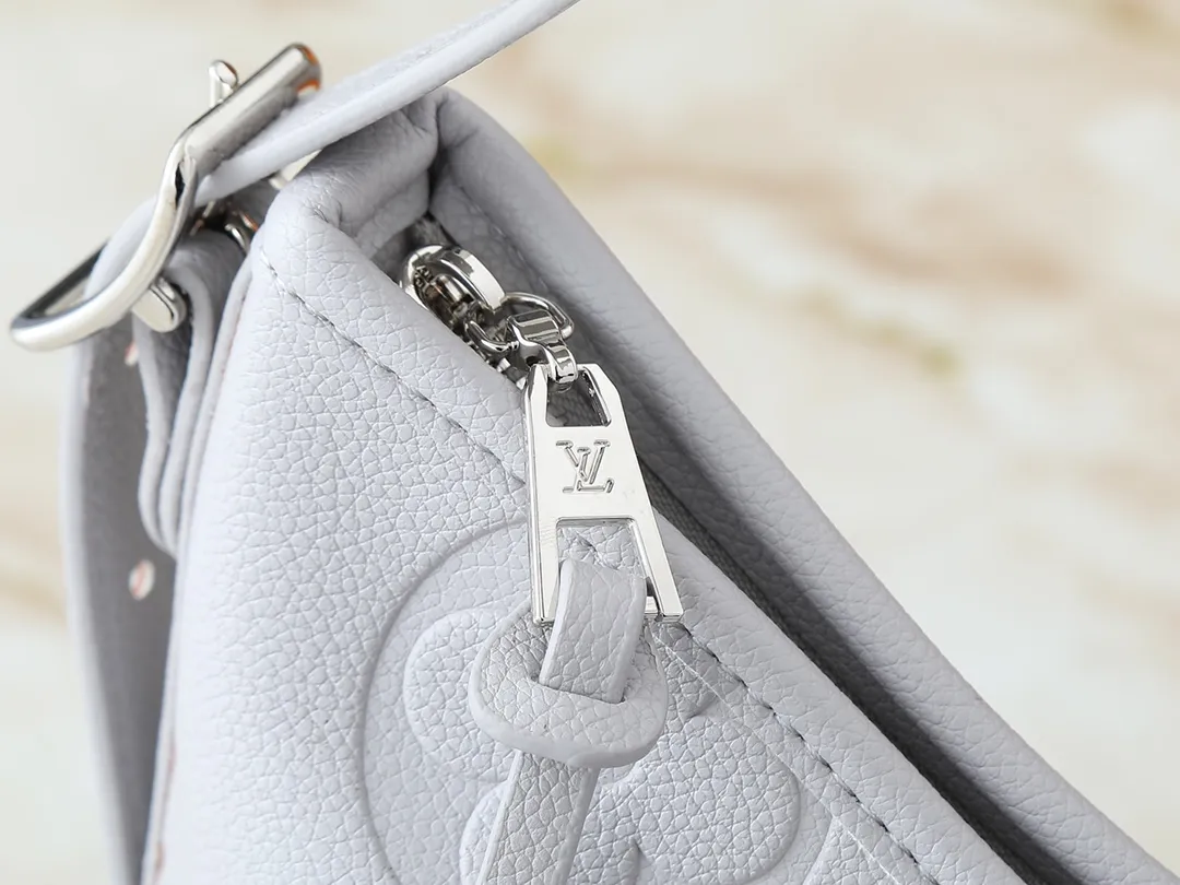 💰220💰Upgraded from the original M24141 M46288 M46293 M46277 M46298 M46203 CarryAll small handbag is made of Mono gram Empreinte embossed leather. It has a generous structure and a neat inner layer. The large inner bag adds functional elements. Comes with a Monogram embossed zipper clutch secured by a leather strap. A personal companion for urban life. Dimensions 29 x 24 x 12 cm (length x height x width)