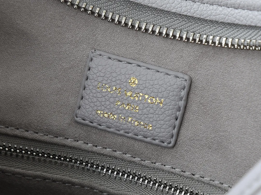 💰220💰Upgraded from the original M24141 M46288 M46293 M46277 M46298 M46203 CarryAll small handbag is made of Mono gram Empreinte embossed leather. It has a generous structure and a neat inner layer. The large inner bag adds functional elements. Comes with a Monogram embossed zipper clutch secured by a leather strap. A personal companion for urban life. Dimensions 29 x 24 x 12 cm (length x height x width)
