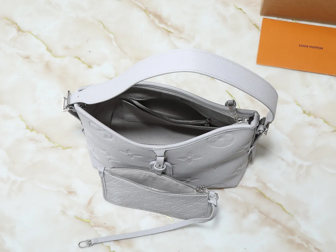 💰220💰Upgraded from the original M24141 M46288 M46293 M46277 M46298 M46203 CarryAll small handbag is made of Mono gram Empreinte embossed leather. It has a generous structure and a neat inner layer. The large inner bag adds functional elements. Comes with a Monogram embossed zipper clutch secured by a leather strap. A personal companion for urban life. Dimensions 29 x 24 x 12 cm (length x height x width)