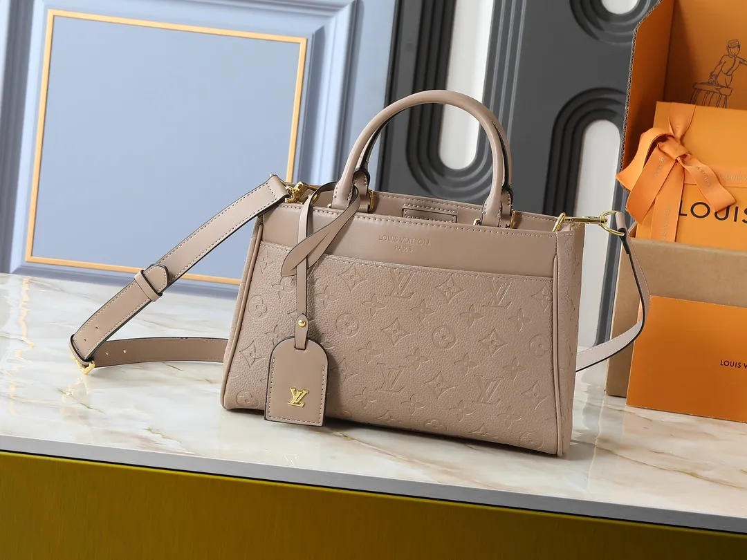 💰260💰Upgraded original M25575 M25577 M15231 City Avenue PM (Avenue PM) combines functionality with elegant silhouette for a fashionable urban lifestyle. A piece that adds a touch of elegance to both everyday and evening looks. A modern tote bag inspired by the elegant streets of Paris. The signature Monogram prefixed leather material is decorated with name patterns and gold hardware design. Fold the handle inside to create a cross-shaped messenger bag. Dimensions: 30 x 19.5 x 12 cm (length x height x width)
