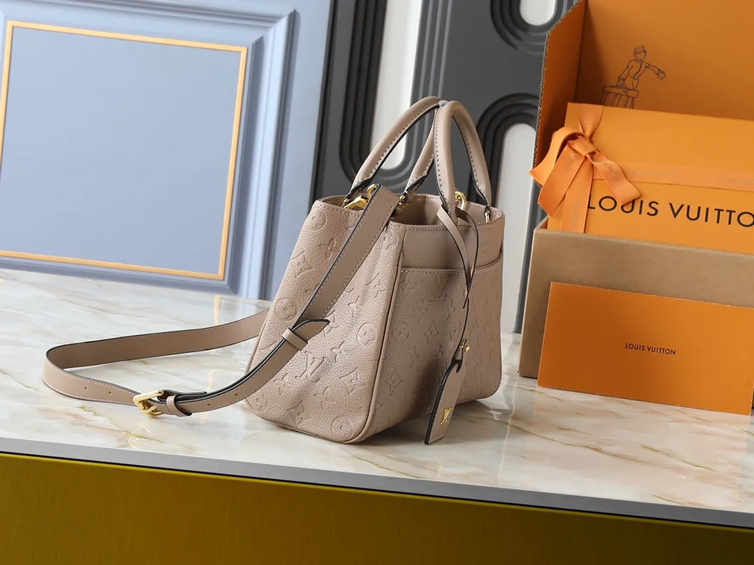 💰260💰Upgraded original M25575 M25577 M15231 City Avenue PM (Avenue PM) combines functionality with elegant silhouette for a fashionable urban lifestyle. A piece that adds a touch of elegance to both everyday and evening looks. A modern tote bag inspired by the elegant streets of Paris. The signature Monogram prefixed leather material is decorated with name patterns and gold hardware design. Fold the handle inside to create a cross-shaped messenger bag. Dimensions: 30 x 19.5 x 12 cm (length x height x width)