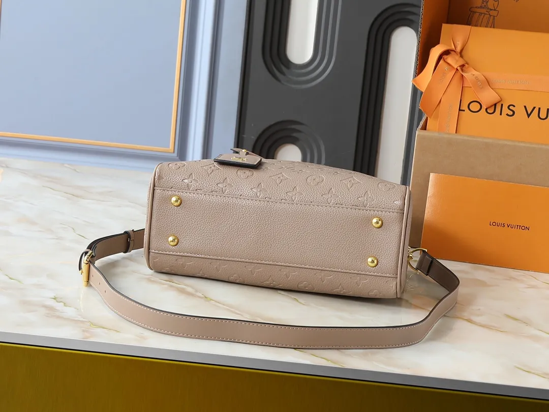 💰260💰Upgraded original M25575 M25577 M15231 City Avenue PM (Avenue PM) combines functionality with elegant silhouette for a fashionable urban lifestyle. A piece that adds a touch of elegance to both everyday and evening looks. A modern tote bag inspired by the elegant streets of Paris. The signature Monogram prefixed leather material is decorated with name patterns and gold hardware design. Fold the handle inside to create a cross-shaped messenger bag. Dimensions: 30 x 19.5 x 12 cm (length x height x width)