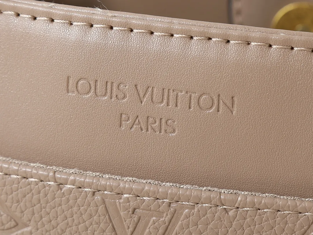 💰260💰Upgraded original M25575 M25577 M15231 City Avenue PM (Avenue PM) combines functionality with elegant silhouette for a fashionable urban lifestyle. A piece that adds a touch of elegance to both everyday and evening looks. A modern tote bag inspired by the elegant streets of Paris. The signature Monogram prefixed leather material is decorated with name patterns and gold hardware design. Fold the handle inside to create a cross-shaped messenger bag. Dimensions: 30 x 19.5 x 12 cm (length x height x width)