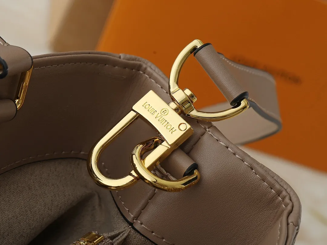 💰260💰Upgraded original M25575 M25577 M15231 City Avenue PM (Avenue PM) combines functionality with elegant silhouette for a fashionable urban lifestyle. A piece that adds a touch of elegance to both everyday and evening looks. A modern tote bag inspired by the elegant streets of Paris. The signature Monogram prefixed leather material is decorated with name patterns and gold hardware design. Fold the handle inside to create a cross-shaped messenger bag. Dimensions: 30 x 19.5 x 12 cm (length x height x width)